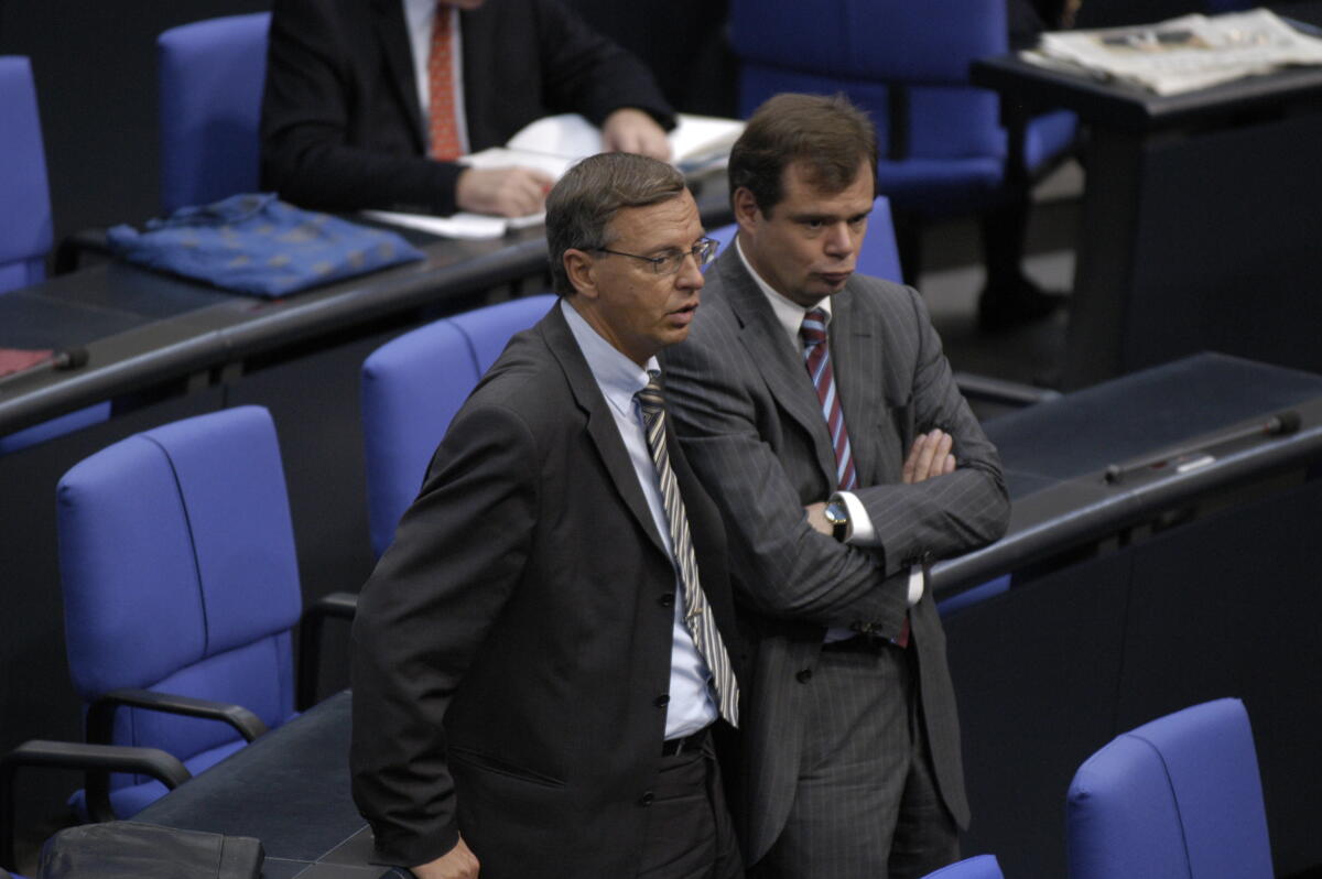 Von links: Wolfgang Bosbach, MdB, und Friedbert Pflüger, MdB, beide CDU/CSU, im Plenum. Bosbach, Wolfgang; Pflüger, Friedbert Von links: Wolfgang Bosbach, MdB, und Friedbert Pflüger, MdB, beide CDU/CSU, im Plenum.