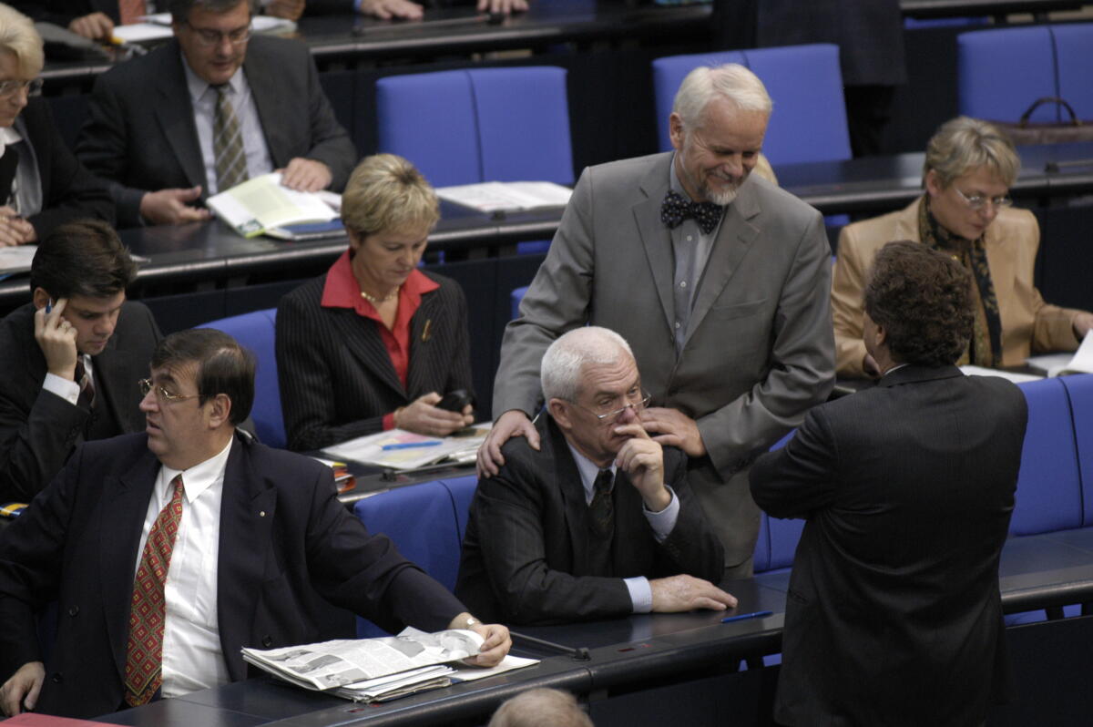 In der ersten Reihe von links: Karl Lamers, CDU/CSU,MdB, Hans Raidel , CDU/CSU, MdB, und Wolfgang Börnsen, CDU/CSU, MdB, stehend, im Plenum. Lamers, Karl A.; Börnsen, Wolfgang; Raidel, Hans In der ersten Reihe von links: Karl Lamers, CDU/CSU,MdB, Hans Raidel , CDU/CSU, MdB, und Wolfgang Börnsen, CDU/CSU, MdB, stehend, im Plenum.