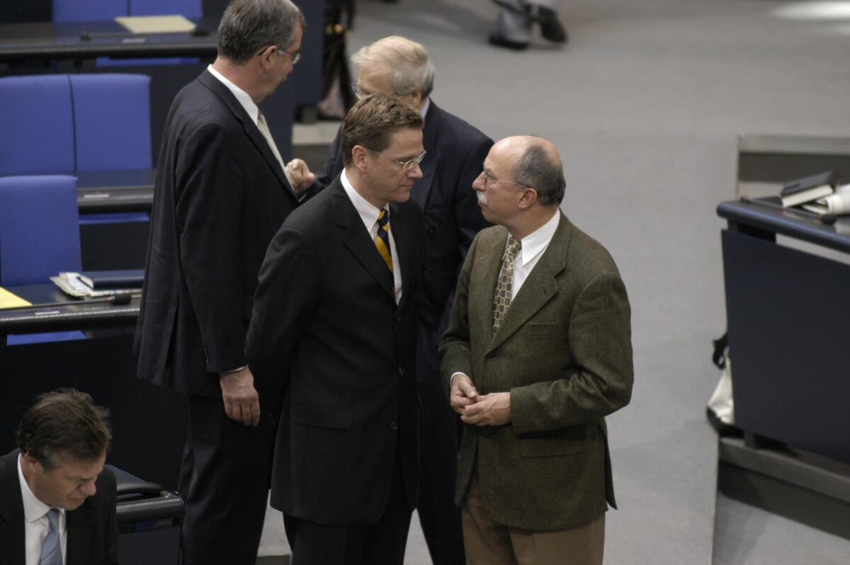 Vorne von links: Parteivorsitzender Guido Westerwelle, FDP, MdB, im Gespräch mit Detlef Parr, FDP, MdB, im Plenum. Westerwelle, Guido; Parr, Detlef Vorne von links: Parteivorsitzender Guido Westerwelle, FDP, MdB, im Gespräch mit Detlef Parr, FDP, MdB, im Plenum.