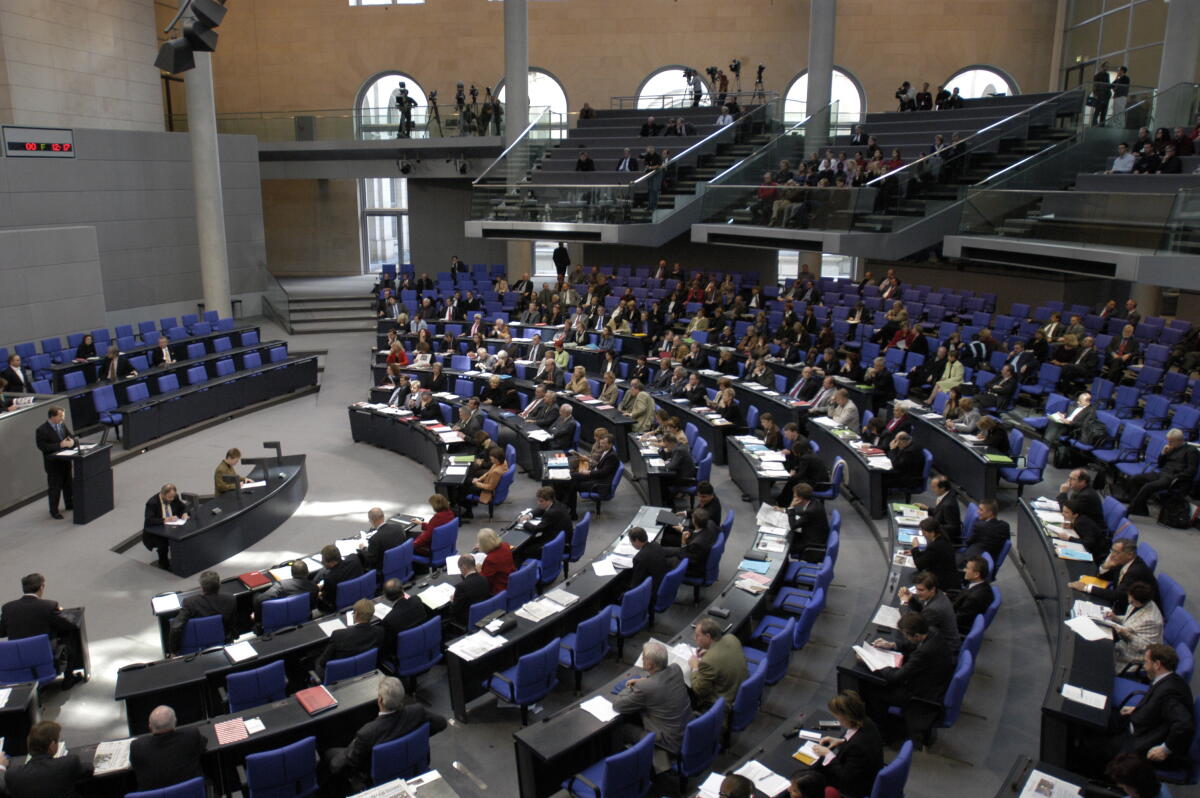 Blick in den Plenarsaal. Blick in den Plenarsaal.