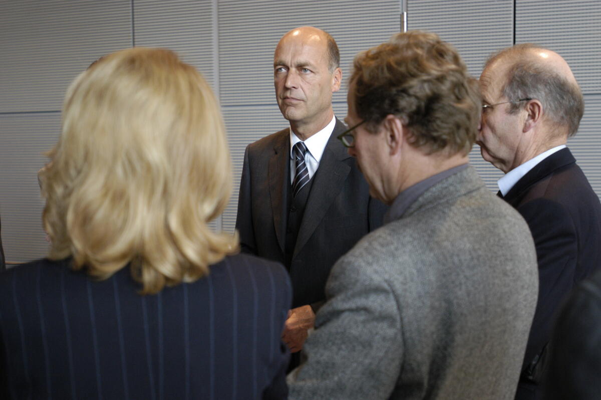 Der CDU-Generalsekretär Laurenz Meyer, Mitte, im Plenum. Meyer, Laurenz Der CDU-Generalsekretär Laurenz Meyer, Mitte, im Plenum.