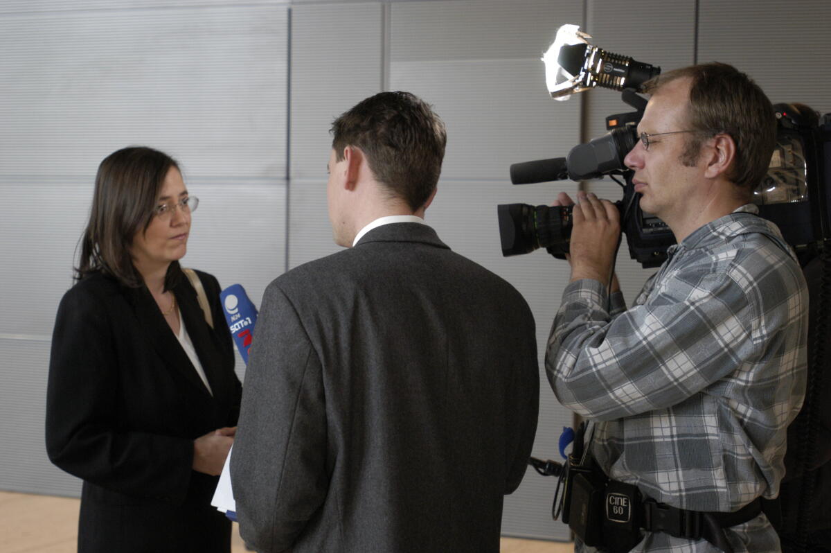 Die Parlamentarische Staatssekretärin im Auswärtigen Amt Kerstin Müller, Bündnis 90/Die Grünen, MdB, links, wird interviewt. Müller, Kerstin Die Parlamentarische Staatssekretärin im Auswärtigen Amt Kerstin Müller, Bündnis 90/Die Grünen, MdB, links, wird interviewt.