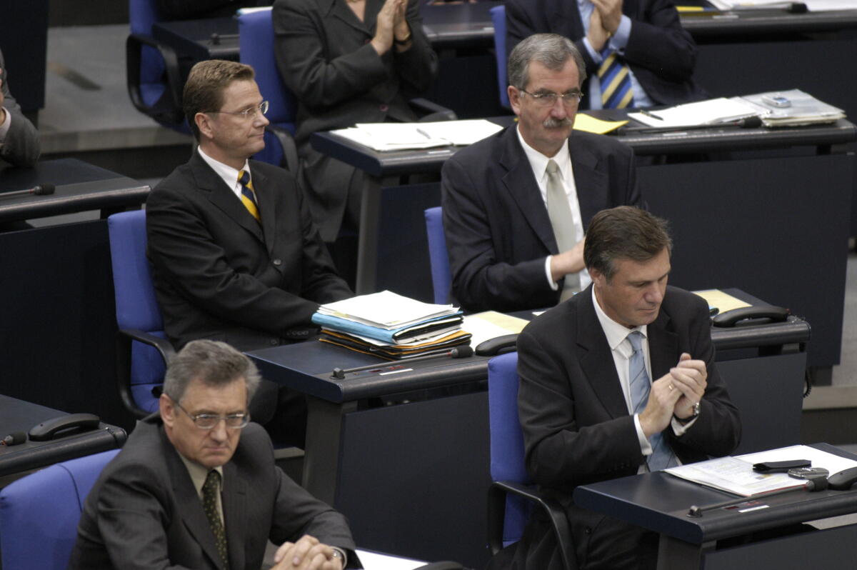 Gerhardt, Wolfgang; Burgbacher, Ernst; Westerwelle, Guido In der ersten Reihe rechts: FDP-Fraktionsvorsitzender Wolfgang Gerhardt, MdB.; Zweite Reihe von links: FDP-Parteivorsitzender Guido Westerwelle, MdB, und der; Parlamentarischer Fraktionsgeschäftsführer Ernst Burgbacher.