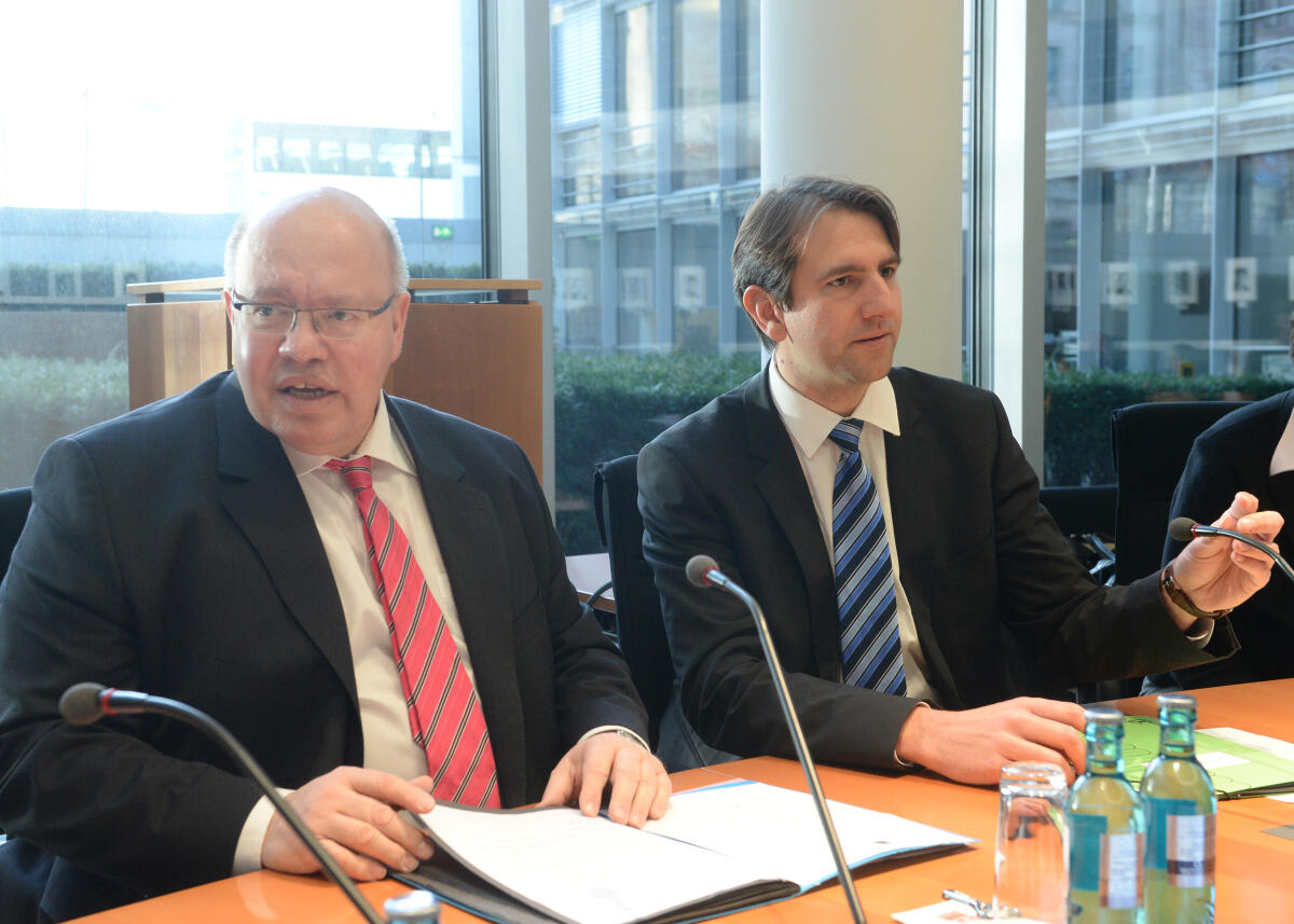 Jung, Andreas; Altmaier, Peter Peter Altmaier, (li), CDU/CSU, Bundesminister für besondere Aufgaben und Chef des Bundeskanzleramtes, ist zu Gast beim Parlamentarischen Beirat für nachhaltige Entwicklung. Andreas Jung, (re), CDU/CSU, leitet die Sitzung.