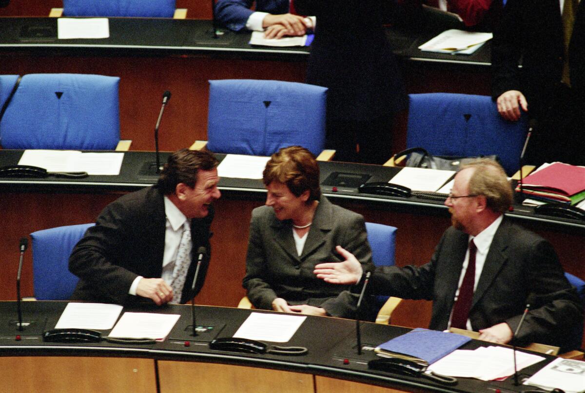 Die Konstituierende Sitzung der 14. Wahlperiode findet im neuen Bonner Plenarsaal statt. Blick auf die SPD-Fraktion.; Gerhard Schröder (links) unterhält sich mit seinen Fraktionskollegen Anke Fuchs (mitte) und Wolfgang Thierse (rechts).; Bundestagsabgeordnete, Abgeordnete, Gespräch Schröder, Gerhard; Fuchs, Anke; Thierse, Wolfgang Die Konstituierende Sitzung der 14. Wahlperiode findet im neuen Bonner Plenarsaal statt. Blick auf die SPD-Fraktion.; Gerhard Schröder (links) unterhält sich mit seinen Fraktionskollegen Anke Fuchs (mitte) und Wolfgang Thierse (rechts).; Bundestagsabgeordnete, Abgeordnete, Gespräch