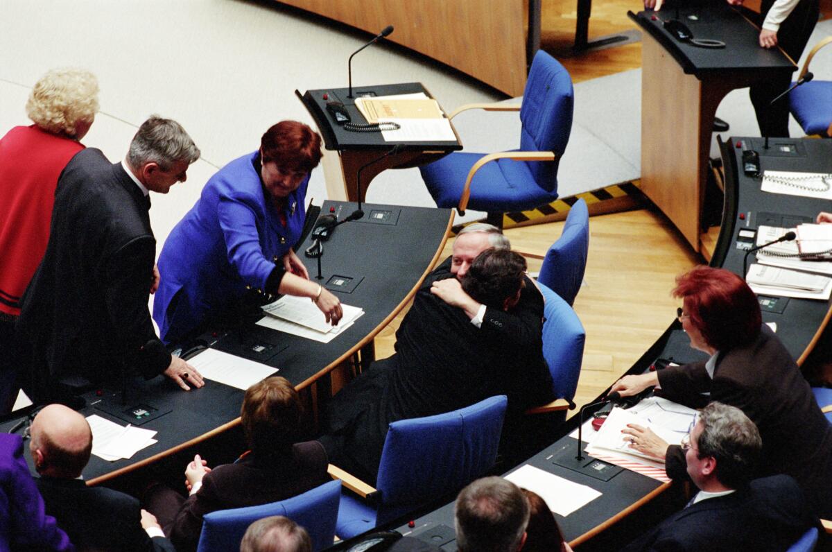 Die Wahl des Bundeskanzlers findet einen Tag nach der Konstituierenden Sitzung am 27. Oktober 1998 im neuen Plenarsaal in Bonn statt. Blick auf die SPD-Fraktion.; Der Parteivorsitzende der SPD, Oskar Lafontaine, MdB, gratuliert dem neuen Bundeskanzler Gerhard Schröder, SPD, MdB, zum Wahlsieg.; Gratulation, gratulieren Schröder, Gerhard; Lafontaine, Oskar; Wieczorek-Zeul, Heidemarie; Fischer, Joschka Die Wahl des Bundeskanzlers findet einen Tag nach der Konstituierenden Sitzung am 27. Oktober 1998 im neuen Plenarsaal in Bonn statt. Blick auf die SPD-Fraktion.; Der Parteivorsitzende der SPD, Oskar Lafontaine, MdB, gratuliert dem neuen Bundeskanzler Gerhard Schröder, SPD, MdB, zum Wahlsieg.; Gratulation, gratulieren