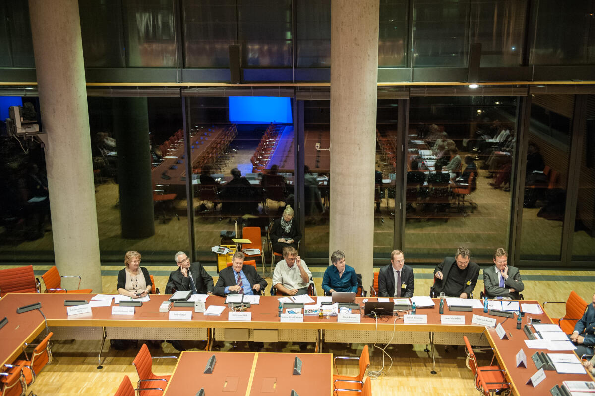 Öffentliches Fachgespräch des Unterausschusses Bürgerschaftliches Engagement zum Thema: Flüchtlingsbetreuung in den Kommunen. Teilnehmer während der Sitzung:(von links nach rechts) Ingrid Pahlmann, CDU/CSU, MdB, Matthias Potocki, Mitarbeiter des Ausschusssekretariat, Vorsitzender des Unterausschusses Willi Brase, SPD, MdB, Norbert Grehl-Schmitt, Pro Asyl, Birgit Bursee, Freiwilligenagentur Magdeburg, David Kreuziger, Johanniter-Unfall-Hilfe, Landesverband Berlin/Brandenburg, Heinrich Helms, Bündnis für Flüchtlinge Buchholz; Superintendent des Kirchenkreise Winsen, Christian E. Berndt.; Teilnehmer, Teilnehmerin, Sitzung, Übersicht Brase, Willi; Pahlmann, Ingrid; Grehl-Schmitt, Norbert; Bursee, Birgit; Kreuziger, David; Helms, Heinrich; Berndt, Christian E.; Potocki, Matthias Öffentliches Fachgespräch des Unterausschusses Bürgerschaftliches Engagement zum Thema: Flüchtlingsbetreuung in den Kommunen. Teilnehmer während der Sitzung:(von links nach rechts) Ingrid Pahlmann, CDU/CSU, MdB, Matthias Potocki, Mitarbeiter des Ausschusssekretariat, Vorsitzender des Unterausschusses Willi Brase, SPD, MdB, Norbert Grehl-Schmitt, Pro Asyl, Birgit Bursee, Freiwilligenagentur Magdeburg, David Kreuziger, Johanniter-Unfall-Hilfe, Landesverband Berlin/Brandenburg, Heinrich Helms, Bündnis für Flüchtlinge Buchholz; Superintendent des Kirchenkreise Winsen, Christian E. Berndt.; Teilnehmer, Teilnehmerin, Sitzung, Übersicht