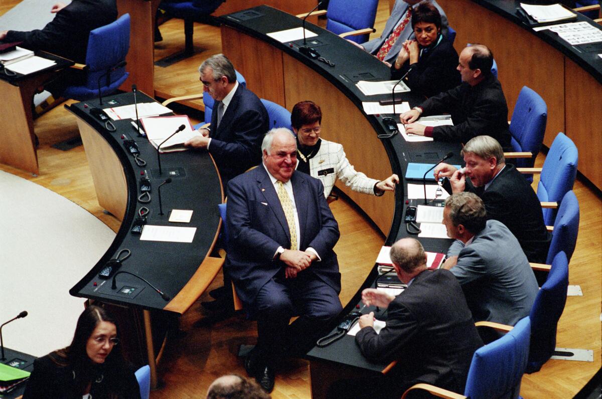 Die Wahl des Bundeskanzlers findet einen Tag nach der Konstituierenden Sitzung am 27. Oktober 1998 im neuen Plenarsaal in Bonn statt.; Der noch amtierende Bundeskanzler Helmut Kohl, CDU/CSU, MdB, spricht mit seinen Fraktionskollegen.; Bundestagsabgeordnete, Abgeordnete Kohl, Helmut; Süssmuth, Rita; Waigel, Theo Die Wahl des Bundeskanzlers findet einen Tag nach der Konstituierenden Sitzung am 27. Oktober 1998 im neuen Plenarsaal in Bonn statt.; Der noch amtierende Bundeskanzler Helmut Kohl, CDU/CSU, MdB, spricht mit seinen Fraktionskollegen.; Bundestagsabgeordnete, Abgeordnete