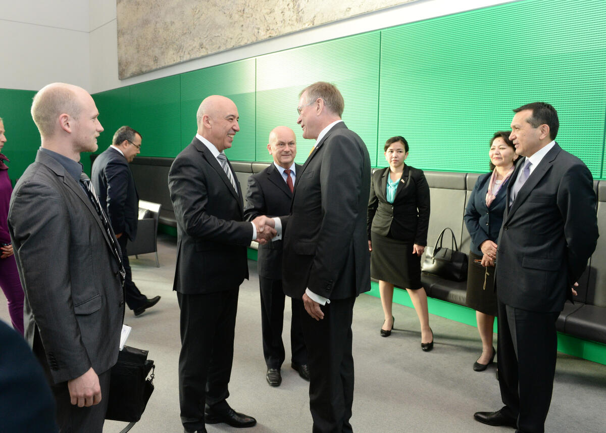 Singhammer, Johannes; Grund, Manfred Bundestagsvizepräsident Johannes Singhammer, (5.v.li), CDU/CSU, empfängt eine Delegation von Parlamentariern aus Usbekistan zu einem Gespräch, an dem der Bundestagsabgeordnete Manfred Grund, (4.v.li), CDU/CSU, teil nimmt.; Geste, Gestik.