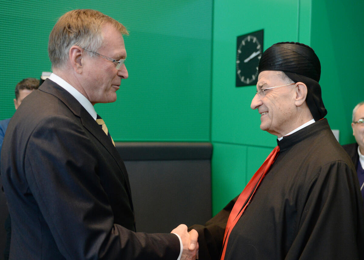 Singhammer, Johannes; Rai, Bechera Pierre Kardinal Bundestagsvizepräsident Johannes Singhammer, (li), CDU/CSU, empfängt den Patriarchen der Maronitischen Kirche Libanon, Bechera Pierre Kardinal Rai, (re), und Delegation, zu einem Gespräch.; Geste, Gestik.