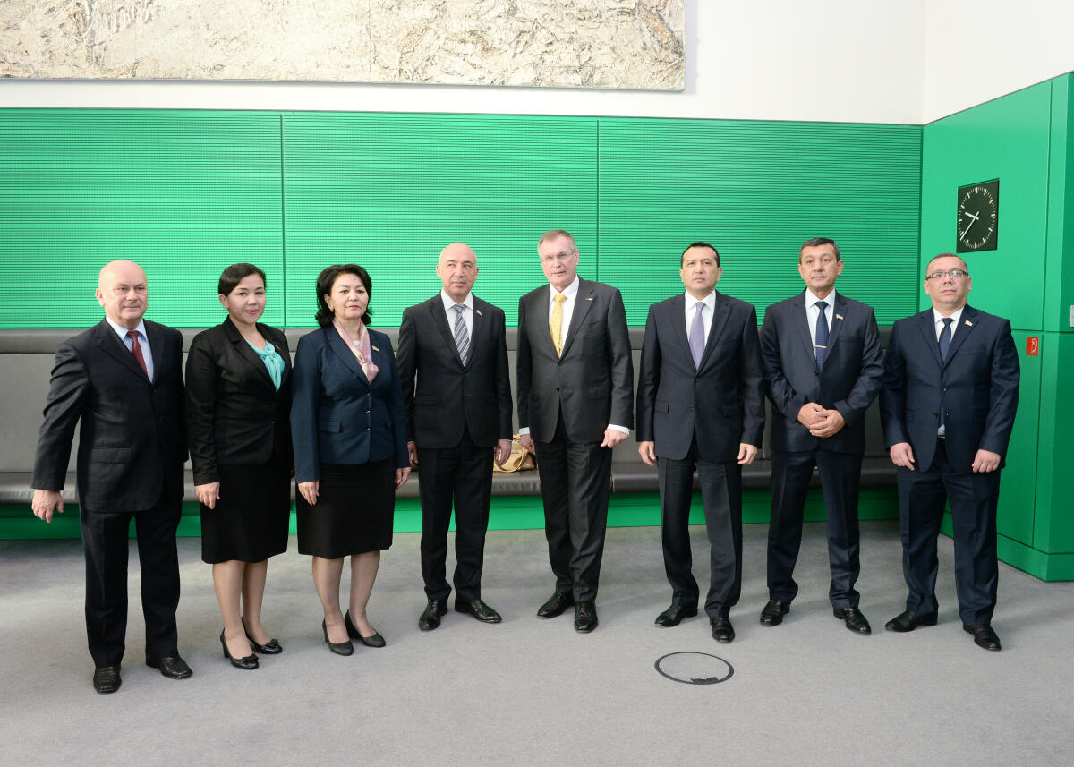 Singhammer, Johannes; Grund, Manfred Bundestagsvizepräsident Johannes Singhammer, (4.v.re), CDU/CSU, empfängt eine Delegation von Parlamentariern aus Usbekistan zu einem Gespräch, an dem der Bundestagsabgeordnete Manfred Grund, (li), CDU/CSU, teil nimmt.; Gruppenfoto.