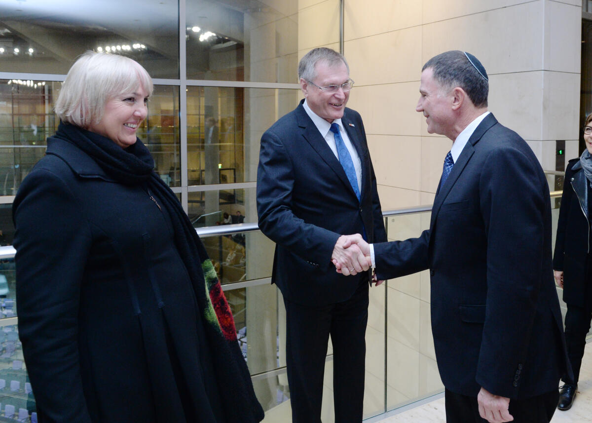 Edelstein, Yuli-Yoel; Singhammer, Johannes; Roth, Claudia Bundestagspräsident Prof. Dr. Norbert Lammert, CDU/CSU, empfängt den Präsidenten der Knesset des Staates Israel, S. E. Yuli-Yoel Edelstein, (re), hier bei der Begrüßung der Bundestagsvizepräsidenten Johannes Singhammer, CDU/CSU, und Claudia Roth, Bündnis 90/Die Grünen, zu einem Gespräch. Es findet eine gemeinsame Sitzung der Präsidien des Deutschen Bundestages und der Knesset statt. Anschließend geben beide Präsidenten eine Pressekonferenz.