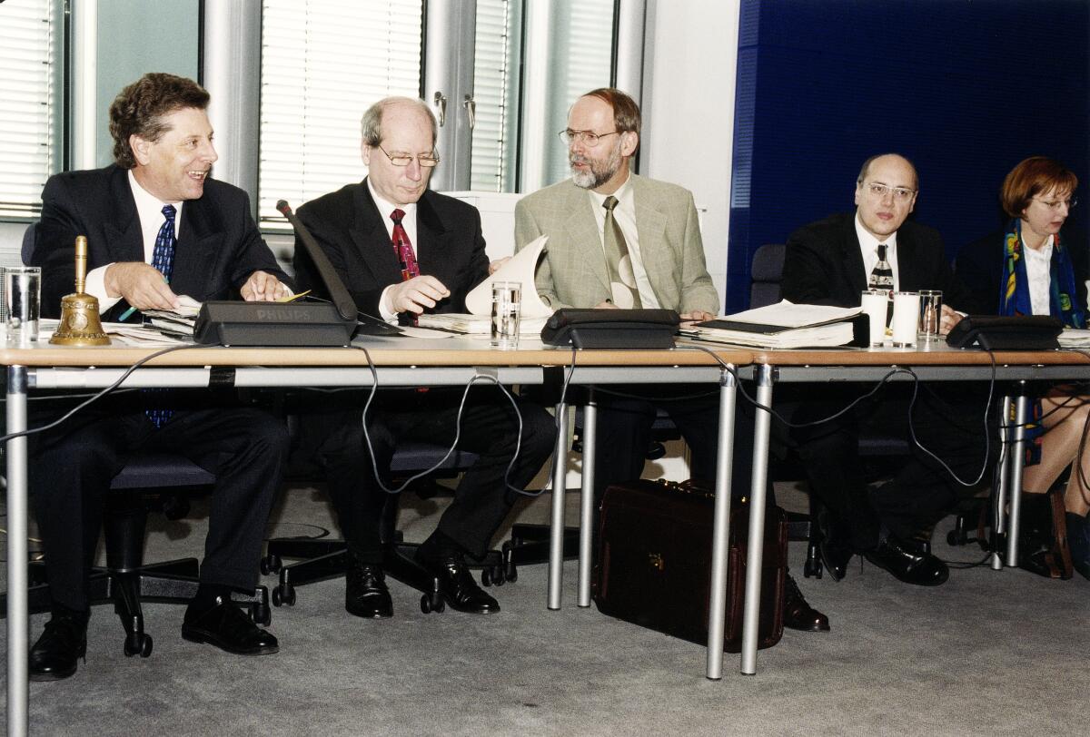 Sitzung des Ausschusses für Verkehr, Bau- und Wohnungswesen unter Vorsitz von Eduard Oswald, CDU/CSU, MdB, mit Reinhard Klimmt, Bundesminister für Verkehr, Bau- und Wohnungswesen, SPD, MdB, Siegfried Scheffler, Parlamentarischer Staatssekretär beim Bundesminister für Verkehr, Bau- und Wohnungswesen, SPD, MdB, und Kurt Bodewig, Parlamentarischer Staatssekretär im Bundesverkehrsministerium, SPD, MdB (v.l.n.r.).; Verkehrsausschuss Oswald, Eduard; Klimmt, Reinhard; Scheffler, Siegfried; Bodewig, Kurt Sitzung des Ausschusses für Verkehr, Bau- und Wohnungswesen unter Vorsitz von Eduard Oswald, CDU/CSU, MdB, mit Reinhard Klimmt, Bundesminister für Verkehr, Bau- und Wohnungswesen, SPD, MdB, Siegfried Scheffler, Parlamentarischer Staatssekretär beim Bundesminister für Verkehr, Bau- und Wohnungswesen, SPD, MdB, und Kurt Bodewig, Parlamentarischer Staatssekretär im Bundesverkehrsministerium, SPD, MdB (v.l.n.r.).; Verkehrsausschuss