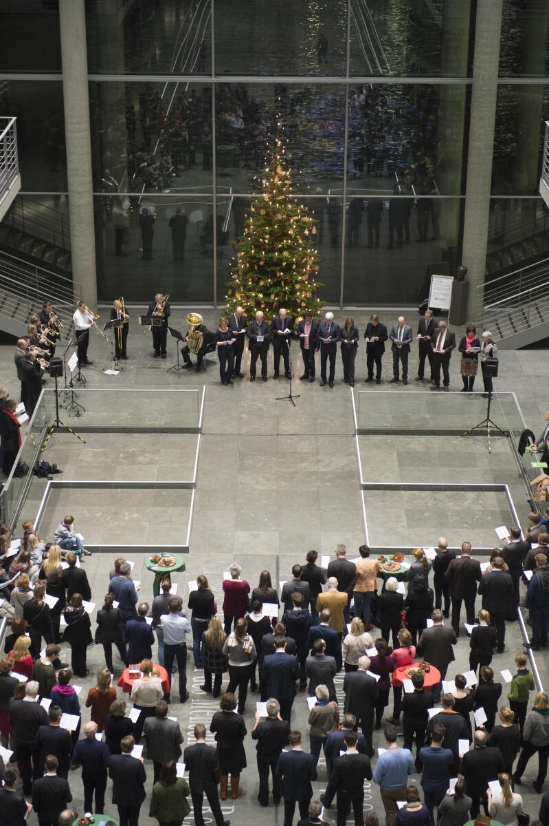  Posaunenchor der Evangelischen Landeskirche Berlin-Brandenburg, und die Abgeordneten v.l.n.r: Tabea Rößner, Bündnis 90/Die Grünen, MdB, Prälat Dr. Martin Dutzmann, Bevollmächtigter des Rates der EKD bei der Bundesrepublik Deutschland und der Europäischen Union, Peter Gauweiler, CDU/CSU, MdB, Rüdiger Veit, SPD, MdB, Dr. Dieter Dehm, Die Linke, MdB, Johannes Selle, CDU/CSU, MdB, Petra Hinz, SPD, MdB, Prälat Karl Jüsten, Leiter des Kommissariats der deutschen Bischöfe, Dr. Thomas Feist, CDU/CSU, MdB, Uwe Schummer, CDU/CSU, MdB, (3.v.r.), Uda Heller, CDU/CSU, MdB, und Katharina Landgraf, CDU/CSU, MdB, beim Adventssingen der überfraktionellen Kulturinitiative des Deutschen Bundestages.; Chor, Gesang, Musik