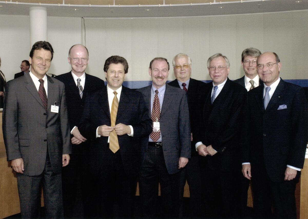 Oswald, Eduard Der Vorsitzende des Ausschusses für Verkehr, Bau- und Wohnungswesen, Eduard Oswald, CDU/CSU, MdB (3. v.l.), empfängt Vertreter des Luftverkehrs.; Begrüßung, empfangen