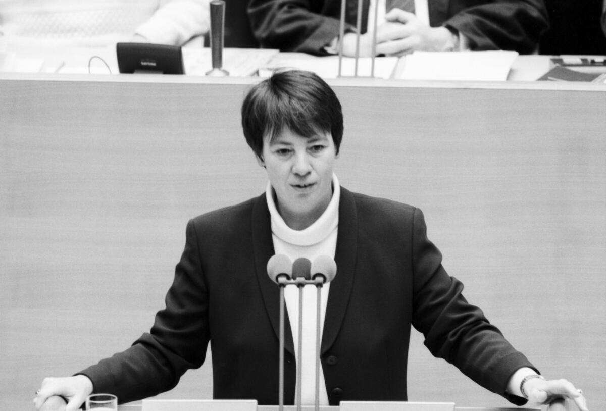 Hendricks, Barbara Dr. Barbara Hendricks, SPD, MdB, hält eine Rede im 13. Deutschen Bundestag.; Bundestagsabgeordnete, Abgeordnete, Rednerpult