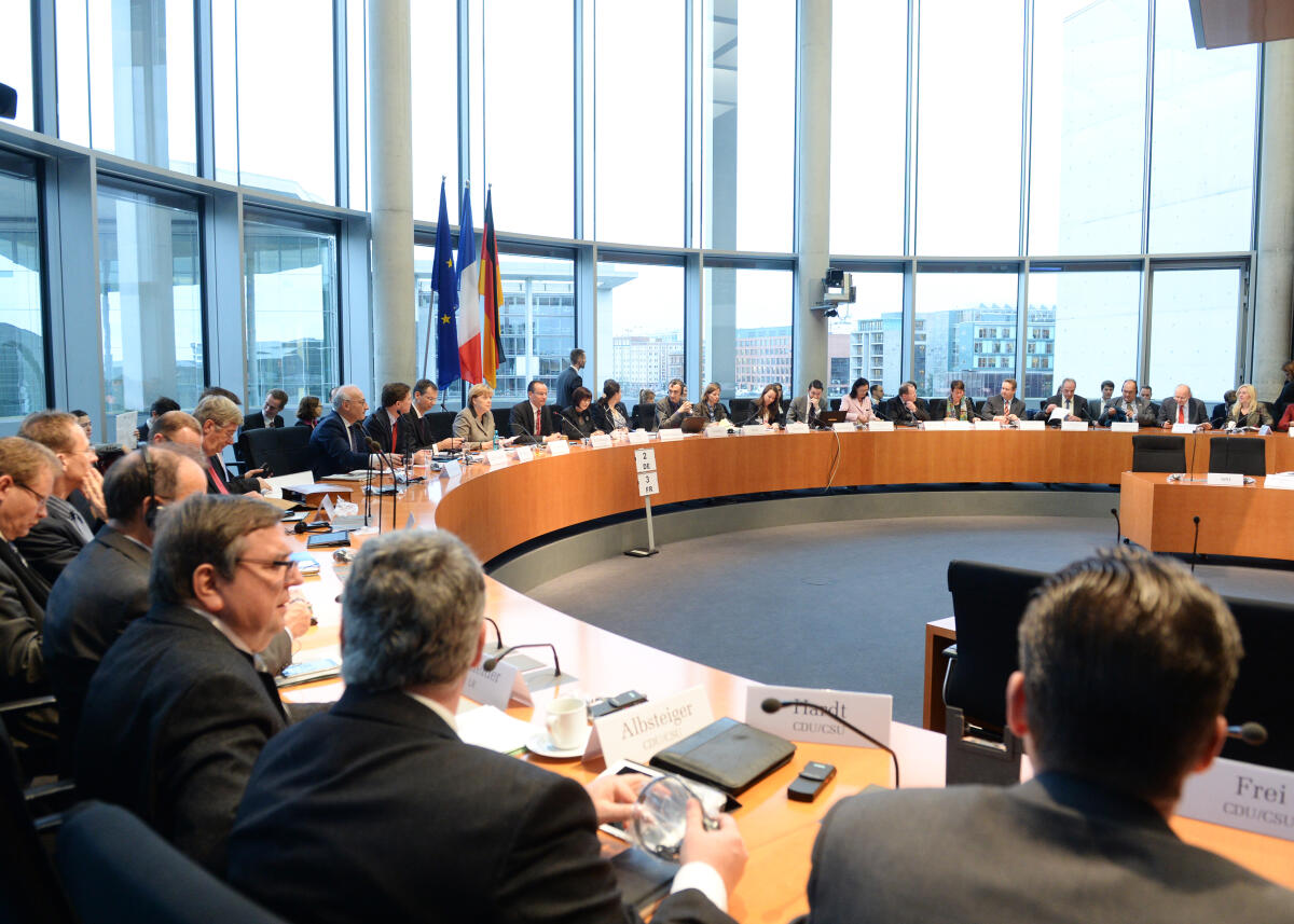 Unter der Leitung des Vorsitzenden des Ausschusses des Deutschen Bundestages für die Angelegenheiten der Europäischen Union, Gunther Krichbaum, CDU/CSU, und der Teilnahme der Bundeskanzlerin Dr. Angela Merkel, CDU/CSU, findet eine gemeinsame Sitzung mit dem EU-Ausschuss der französischen Nationalversammlung der Republik Frankreich statt.; Übersicht. Unter der Leitung des Vorsitzenden des Ausschusses des Deutschen Bundestages für die Angelegenheiten der Europäischen Union, Gunther Krichbaum, CDU/CSU, und der Teilnahme der Bundeskanzlerin Dr. Angela Merkel, CDU/CSU, findet eine gemeinsame Sitzung mit dem EU-Ausschuss der französischen Nationalversammlung der Republik Frankreich statt.; Übersicht.