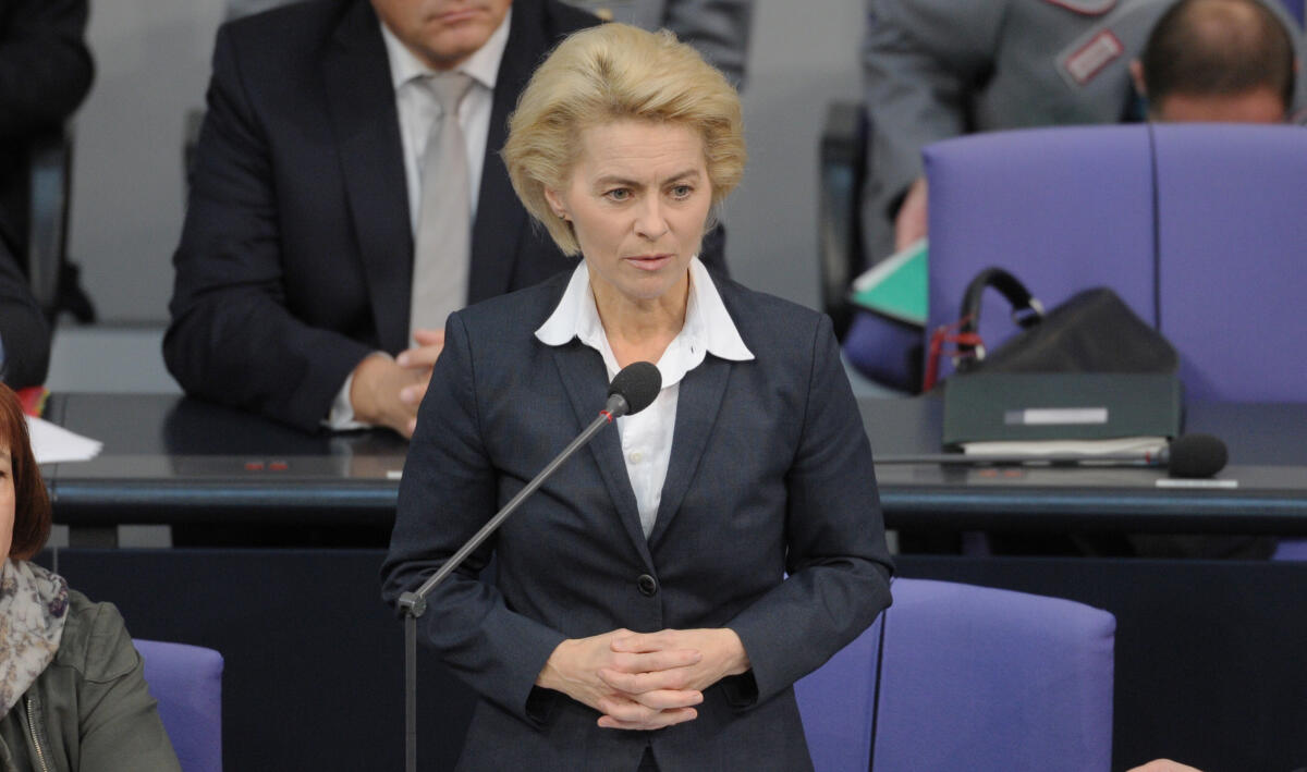 Leyen, Ursula von der Bundesministerin für Verteidigung Dr. Ursula von der Leyen, CDU/CSU, bei der Befragung der Bundesregierung. Berlin 2. Dezember 2015