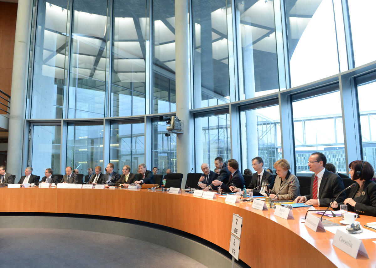 Unter der Leitung des Vorsitzenden des Ausschusses des Deutschen Bundestages für die Angelegenheiten der Europäischen Union, Gunther Krichbaum, CDU/CSU, und der Teilnahme der Bundeskanzlerin Dr. Angela Merkel, CDU/CSU, findet eine gemeinsame Sitzung mit dem EU-Ausschuss der französischen Nationalversammlung der Republik Frankreich statt.; Übersicht. Unter der Leitung des Vorsitzenden des Ausschusses des Deutschen Bundestages für die Angelegenheiten der Europäischen Union, Gunther Krichbaum, CDU/CSU, und der Teilnahme der Bundeskanzlerin Dr. Angela Merkel, CDU/CSU, findet eine gemeinsame Sitzung mit dem EU-Ausschuss der französischen Nationalversammlung der Republik Frankreich statt.; Übersicht.