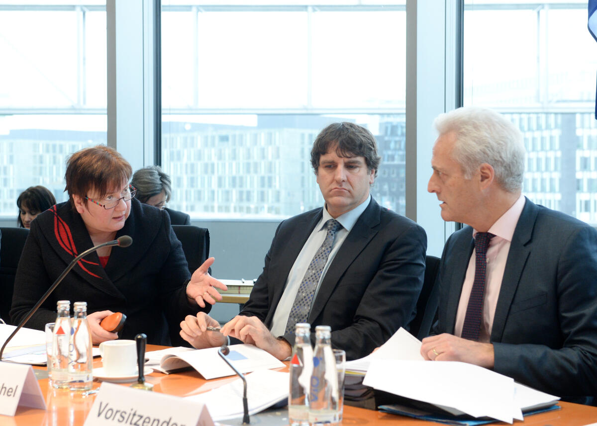 Ramsauer, Peter; Löschel, Andreas; Gleicke, Iris Der Vorsitzende der Expertenkommission, Dr. Andreas Löschel, (mitte), ist zu Gast beim Ausschuss des Deutschen Bundestages für Wirtschaft und Energie. Dr. Peter Ramsauer, (re), CDU/CSU, Vorsitzender des Ausschusses, leitet die Sitzung, an der die Parlamentarische Staatssekretärin Iris Gleicke, (li), SPD, teilnimmt.