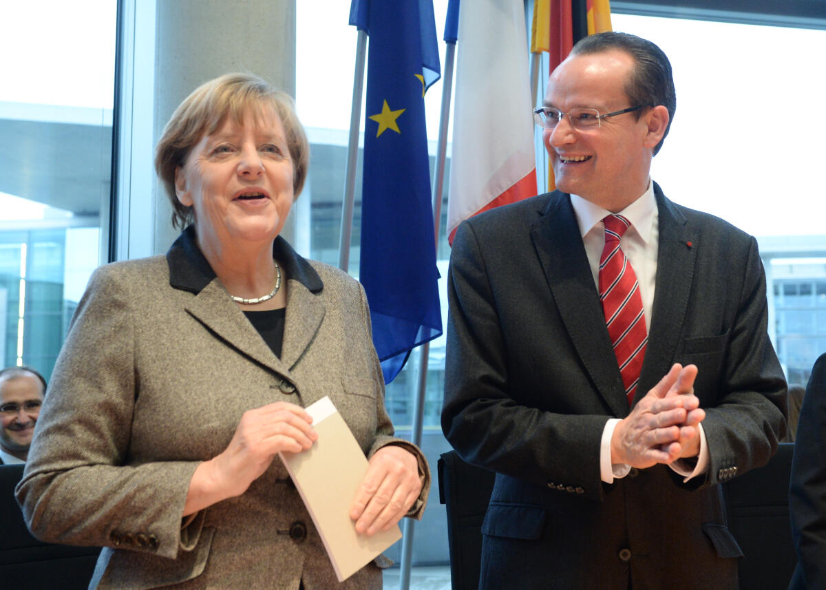 Unter der Leitung des Vorsitzenden des Ausschusses des Deutschen Bundestages für die Angelegenheiten der Europäischen Union, Gunther Krichbaum, CDU/CSU, und der Teilnahme der Bundeskanzlerin Dr. Angela Merkel, CDU/CSU, findet eine gemeinsame Sitzung mit dem EU-Ausschuss der französischen Nationalversammlung der Republik Frankreich statt.; Fahne, Fahnen. Krichbaum, Gunther; Merkel, Angela Unter der Leitung des Vorsitzenden des Ausschusses des Deutschen Bundestages für die Angelegenheiten der Europäischen Union, Gunther Krichbaum, CDU/CSU, und der Teilnahme der Bundeskanzlerin Dr. Angela Merkel, CDU/CSU, findet eine gemeinsame Sitzung mit dem EU-Ausschuss der französischen Nationalversammlung der Republik Frankreich statt.; Fahne, Fahnen.