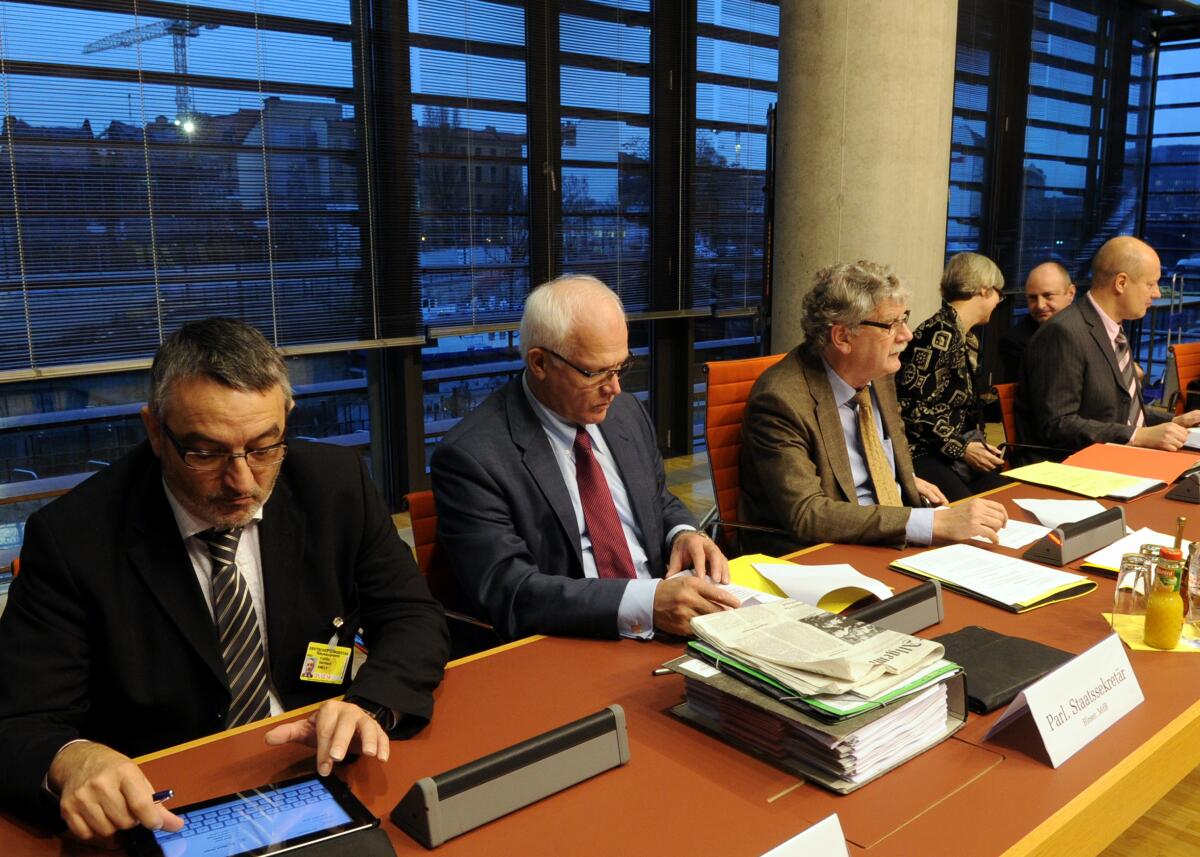 Goldmann, Hans-Michael Der Ausschuss des Deutschen Bundestages für Ernährung, Landwirtschaft und Verbraucherschutz hat mit Beteiligung von Sachverständigen und unter der Leitung des Vorsitzenden Hans-Michael Goldmann, (3.v.li), FDP, zum Thema "Arzneimittelgesetz" eine Öffentliche Anhörung.; Übersicht.