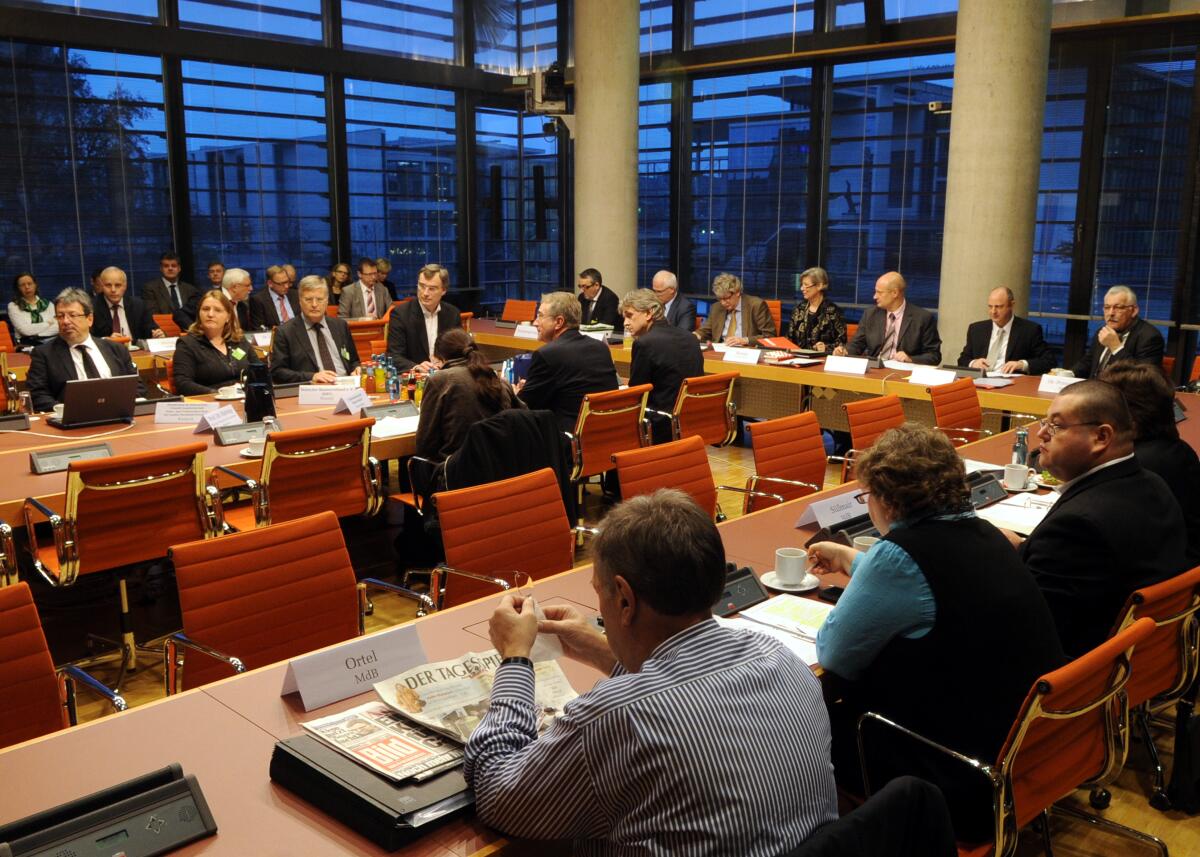 Der Ausschuss des Deutschen Bundestages für Ernährung, Landwirtschaft und Verbraucherschutz hat mit Beteiligung von Sachverständigen und unter der Leitung des Vorsitzenden Hans-Michael Goldmann, FDP, zum Thema "Arzneimittelgesetz" eine Öffentliche Anhörung.; Übersicht. Der Ausschuss des Deutschen Bundestages für Ernährung, Landwirtschaft und Verbraucherschutz hat mit Beteiligung von Sachverständigen und unter der Leitung des Vorsitzenden Hans-Michael Goldmann, FDP, zum Thema "Arzneimittelgesetz" eine Öffentliche Anhörung.; Übersicht.