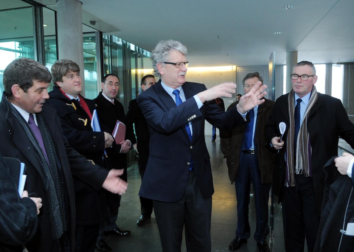 Hans-Michael Goldmann, (mitte), FDP, Vorsitzender des Ausschusses des Deutschen Bundestages für Ernährung, Landwirtschaft und Verbraucherschutz, holt die Gäste, Teilnehmer der irischen Delegation, Mitglieder der Deutsch-Irischen Parlamentariergruppe zu einem Gespräch im Ausschuss, ab. Goldmann, Hans-Michael Hans-Michael Goldmann, (mitte), FDP, Vorsitzender des Ausschusses des Deutschen Bundestages für Ernährung, Landwirtschaft und Verbraucherschutz, holt die Gäste, Teilnehmer der irischen Delegation, Mitglieder der Deutsch-Irischen Parlamentariergruppe zu einem Gespräch im Ausschuss, ab.