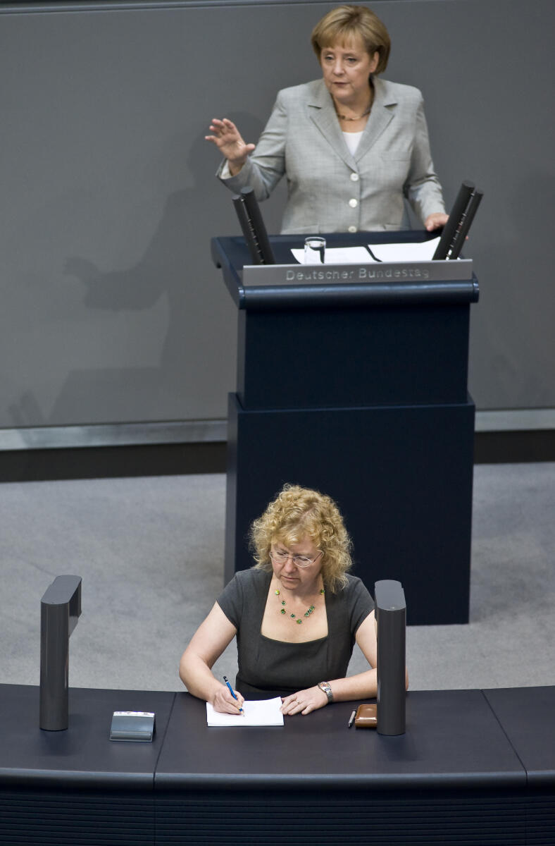 Bundeskanzlerin Dr. Angela Merkel, CDU/CSU, MdB, steht am Rednerpult und spricht im Plenum des Bundestages. Vorn sitzt eine Stenografin.; Rede, Rednerpult, Stenograf, Stenografenbank Merkel, Angela Bundeskanzlerin Dr. Angela Merkel, CDU/CSU, MdB, steht am Rednerpult und spricht im Plenum des Bundestages. Vorn sitzt eine Stenografin.; Rede, Rednerpult, Stenograf, Stenografenbank