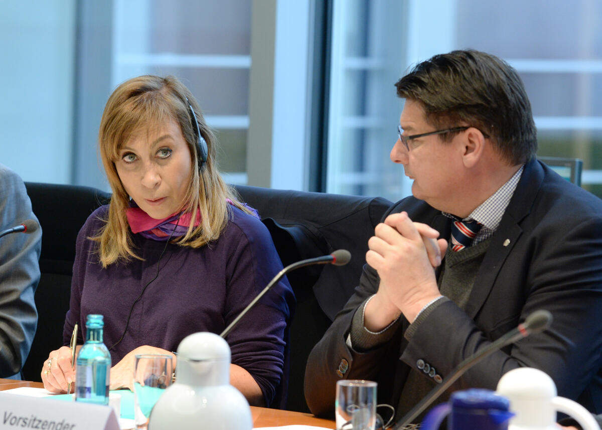 Hanna Singer, Leiterin des UNICEF-Büros in Syrien, ist zu Gast beim Ausschuss des Deutschen Bundestages für wirtschaftliche Zusammenarbeit und Entwicklung. Stefan Rebmann, SPD, Mitglied des Bundestages und des Ausschusses, leitet die Sitzung. Rebmann, Stefan; Singer, Hannaa Hanna Singer, Leiterin des UNICEF-Büros in Syrien, ist zu Gast beim Ausschuss des Deutschen Bundestages für wirtschaftliche Zusammenarbeit und Entwicklung. Stefan Rebmann, SPD, Mitglied des Bundestages und des Ausschusses, leitet die Sitzung.