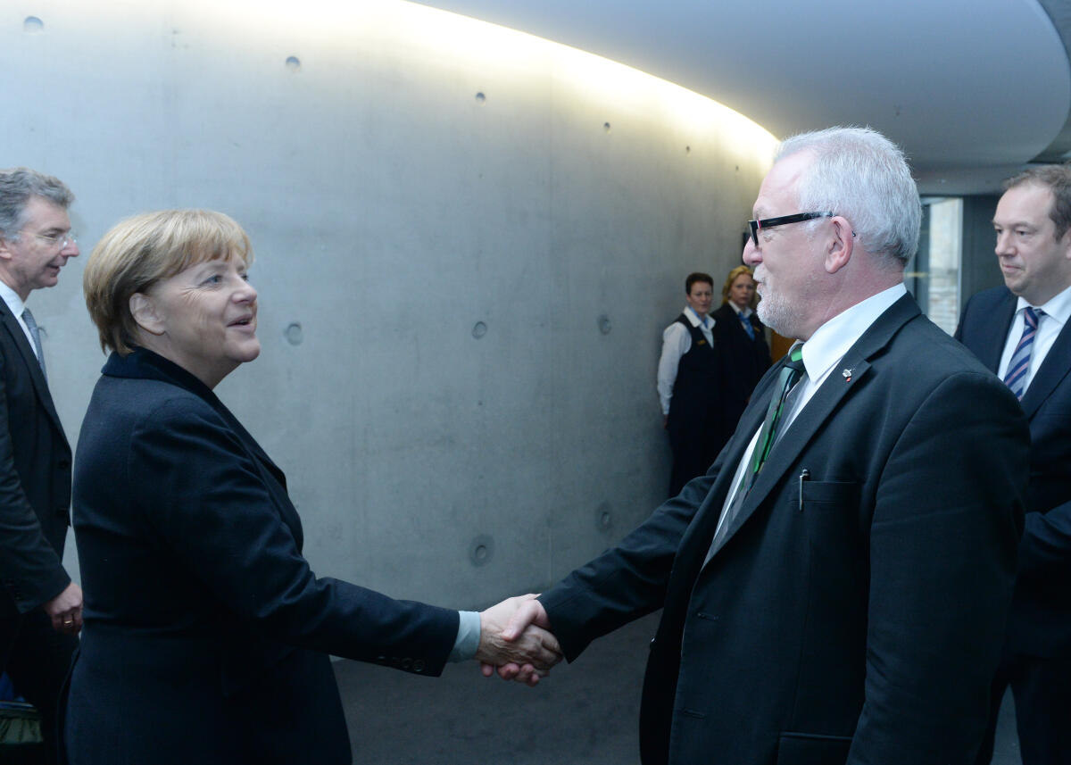 Dr. Angela Merkel, Bundeskanzlerin, CDU/CSU, ist zu Gast beim Verteidigungsausschuss des Deutschen Bundestages. Wolfgang Hellmich, SPD, Vorsitzender des Ausschusses, begrüßt die Kanzlerin und leitet die Sitzung.; Geste, Gestik. Hellmich, Wolfgang; Merkel, Angela Dr. Angela Merkel, Bundeskanzlerin, CDU/CSU, ist zu Gast beim Verteidigungsausschuss des Deutschen Bundestages. Wolfgang Hellmich, SPD, Vorsitzender des Ausschusses, begrüßt die Kanzlerin und leitet die Sitzung.; Geste, Gestik.