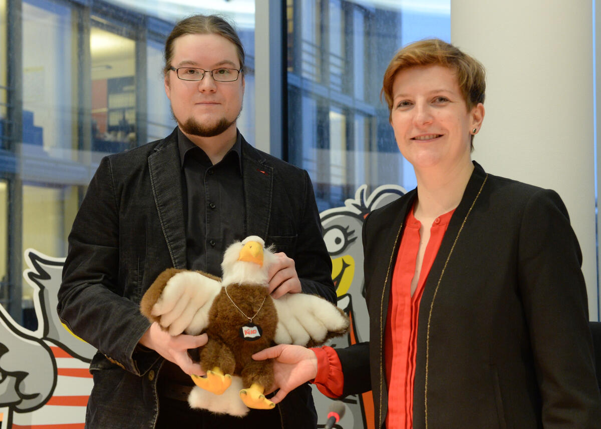 Vorsitzwechsel beim Unterausschuss des Deutschen Bundestages Kommission zur Wahrnehmung der Belange von Kindern: Susann Rüthrich, SPD, übergibt den Vorsitz an Norbert Müller, DIE LINKE.; KiKo, Kinderkommission. Rüthrich, Susann; Müller, Norbert Vorsitzwechsel beim Unterausschuss des Deutschen Bundestages Kommission zur Wahrnehmung der Belange von Kindern: Susann Rüthrich, SPD, übergibt den Vorsitz an Norbert Müller, DIE LINKE.; KiKo, Kinderkommission.