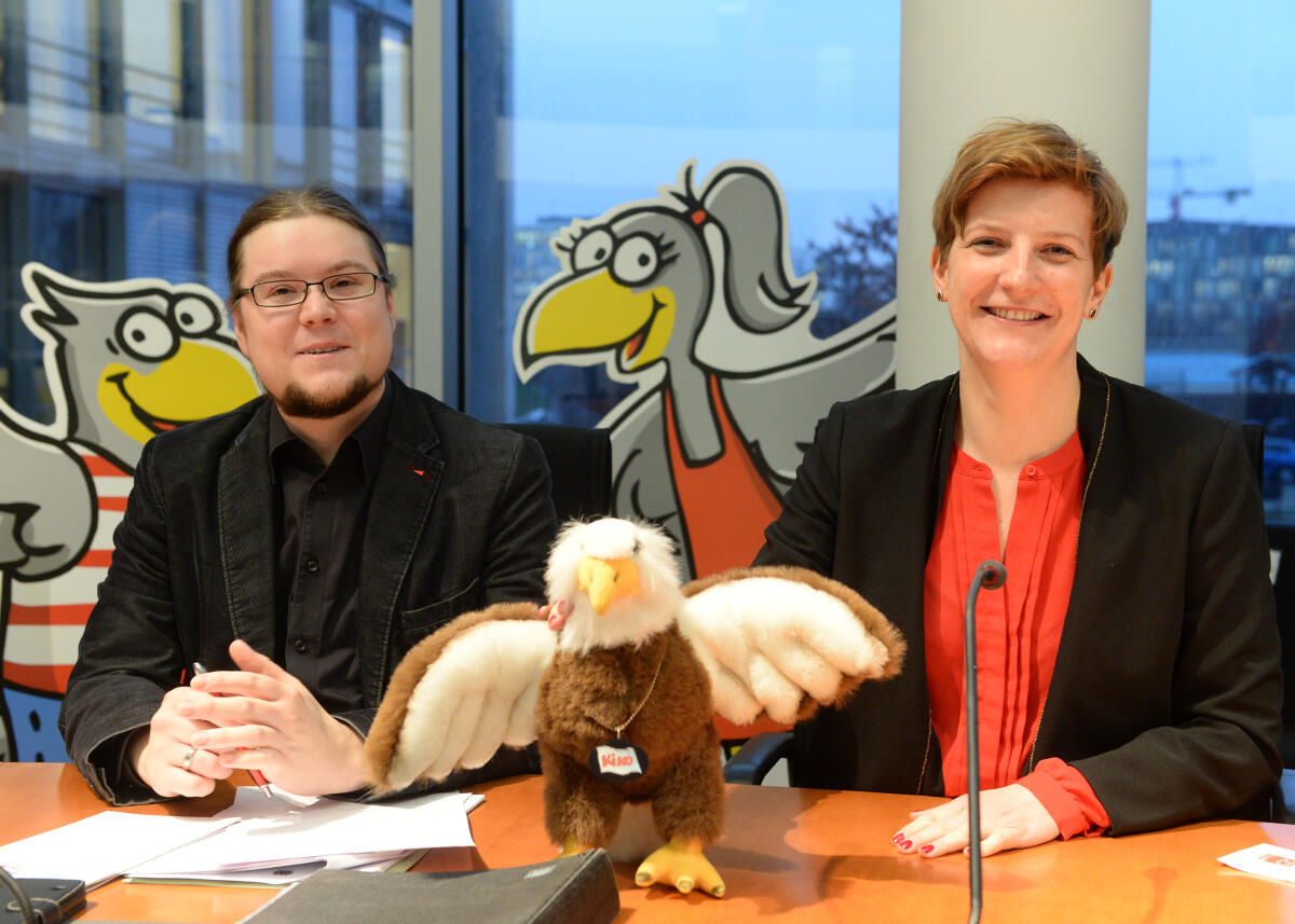 Vorsitzwechsel beim Unterausschuss des Deutschen Bundestages Kommission zur Wahrnehmung der Belange von Kindern: Susann Rüthrich, SPD, übergibt den Vorsitz an Norbert Müller, DIE LINKE.; KiKo, Kinderkommission. Rüthrich, Susann; Müller, Norbert Vorsitzwechsel beim Unterausschuss des Deutschen Bundestages Kommission zur Wahrnehmung der Belange von Kindern: Susann Rüthrich, SPD, übergibt den Vorsitz an Norbert Müller, DIE LINKE.; KiKo, Kinderkommission.