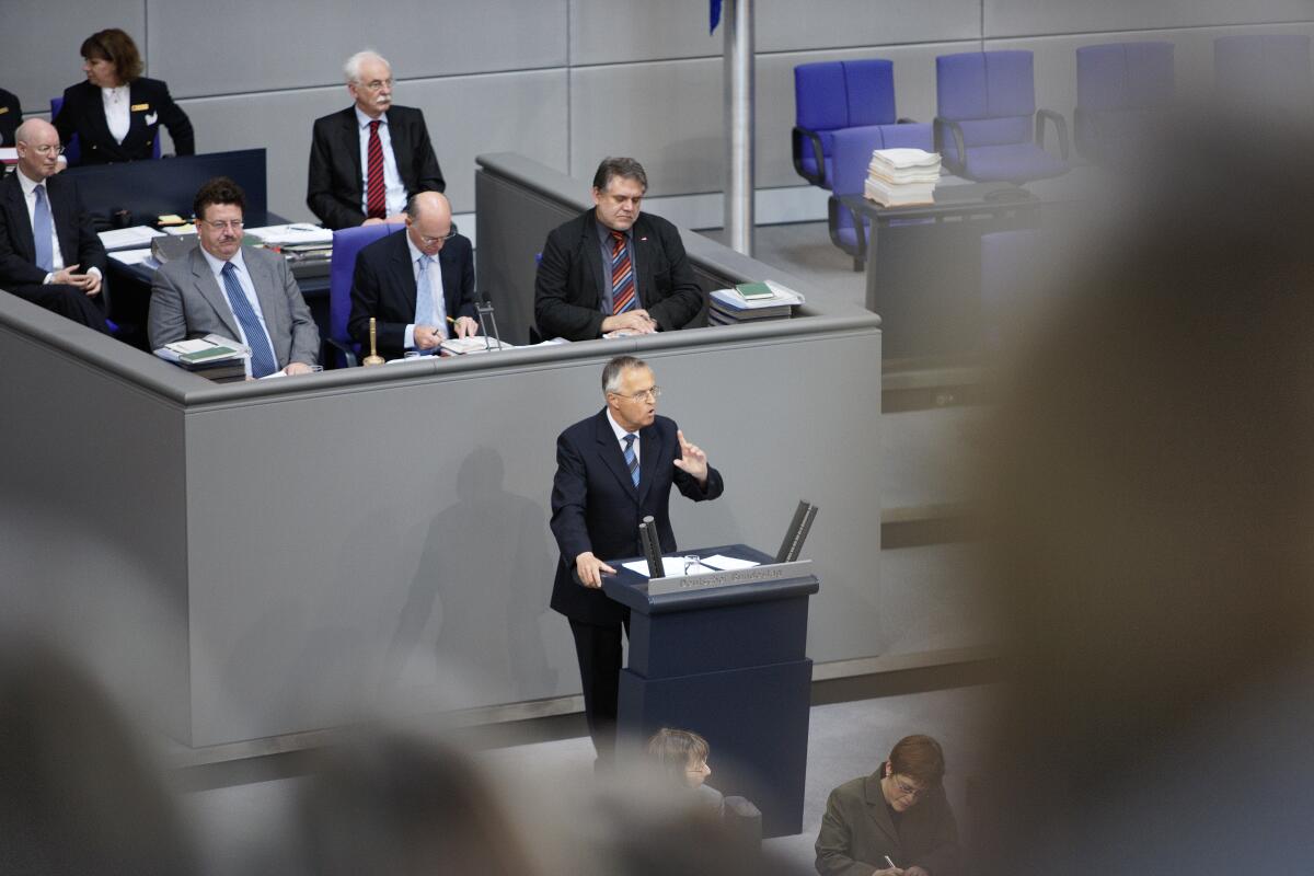 Rede Hans Eichel, SPD, MdB, während der Regierungserklärung zum G8- Gipfel, der vom 08. bis 10. Juli in l'Aquila stattfand.; Vorsitz: Bundestagspräsident Dr. Norbert Lammert, CDU/CSU. Schriftführer: Hans-Joachim Fuchtel, CDU/CSU, (links) Jörn Wunderlich, DIE LINKE. (rechts).; Rednerpult Eichel, Hans; Lammert, Norbert; Fuchtel, Hans-Joachim; Wunderlich, Jörn Rede Hans Eichel, SPD, MdB, während der Regierungserklärung zum G8- Gipfel, der vom 08. bis 10. Juli in l'Aquila stattfand.; Vorsitz: Bundestagspräsident Dr. Norbert Lammert, CDU/CSU. Schriftführer: Hans-Joachim Fuchtel, CDU/CSU, (links) Jörn Wunderlich, DIE LINKE. (rechts).; Rednerpult