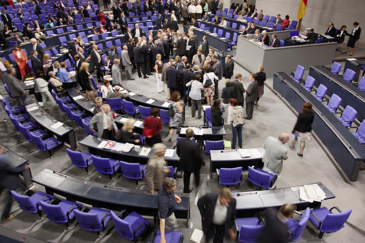 Abgeordnete bei der Abgabe ihrer Stimmkarten für die namentliche Abstimmung.; Plenarsaal, abstimmen, wählen, Wahl Abgeordnete bei der Abgabe ihrer Stimmkarten für die namentliche Abstimmung.; Plenarsaal, abstimmen, wählen, Wahl