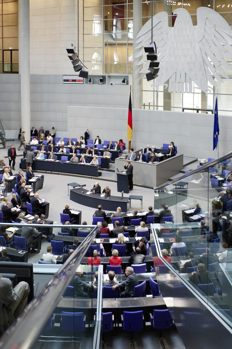  Blick in den Plenarsaal während der Regierungserklärung zum G8 Gipfel in L'Aquila.; Plenum, Fahne, Bundestagsadler, Rede