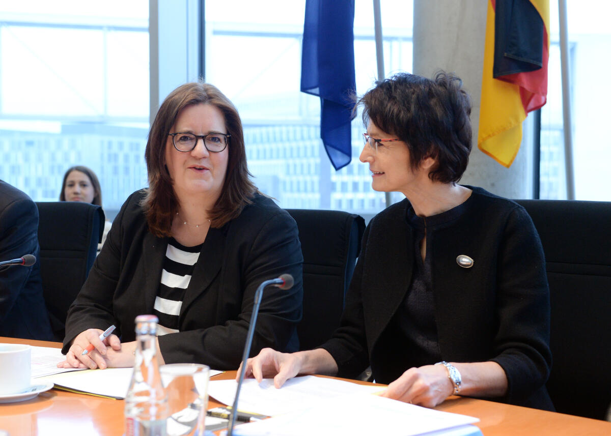 Die EU-Kommissarin für Beschäftigung, Soziales, Qualifikationen und Arbeitskräftemobilität, Marianne Thyssen, (re), ist zu Gast im Ausschuss des Deutschen Bundestages für Arbeit und Soziales. Kerstin Griese, (li), SPD, Vorsitzende des Ausschusses, leitet die Sitzung.; Fahne, Fahnen. Griese, Kerstin; Thyssen, Marianne Die EU-Kommissarin für Beschäftigung, Soziales, Qualifikationen und Arbeitskräftemobilität, Marianne Thyssen, (re), ist zu Gast im Ausschuss des Deutschen Bundestages für Arbeit und Soziales. Kerstin Griese, (li), SPD, Vorsitzende des Ausschusses, leitet die Sitzung.; Fahne, Fahnen.
