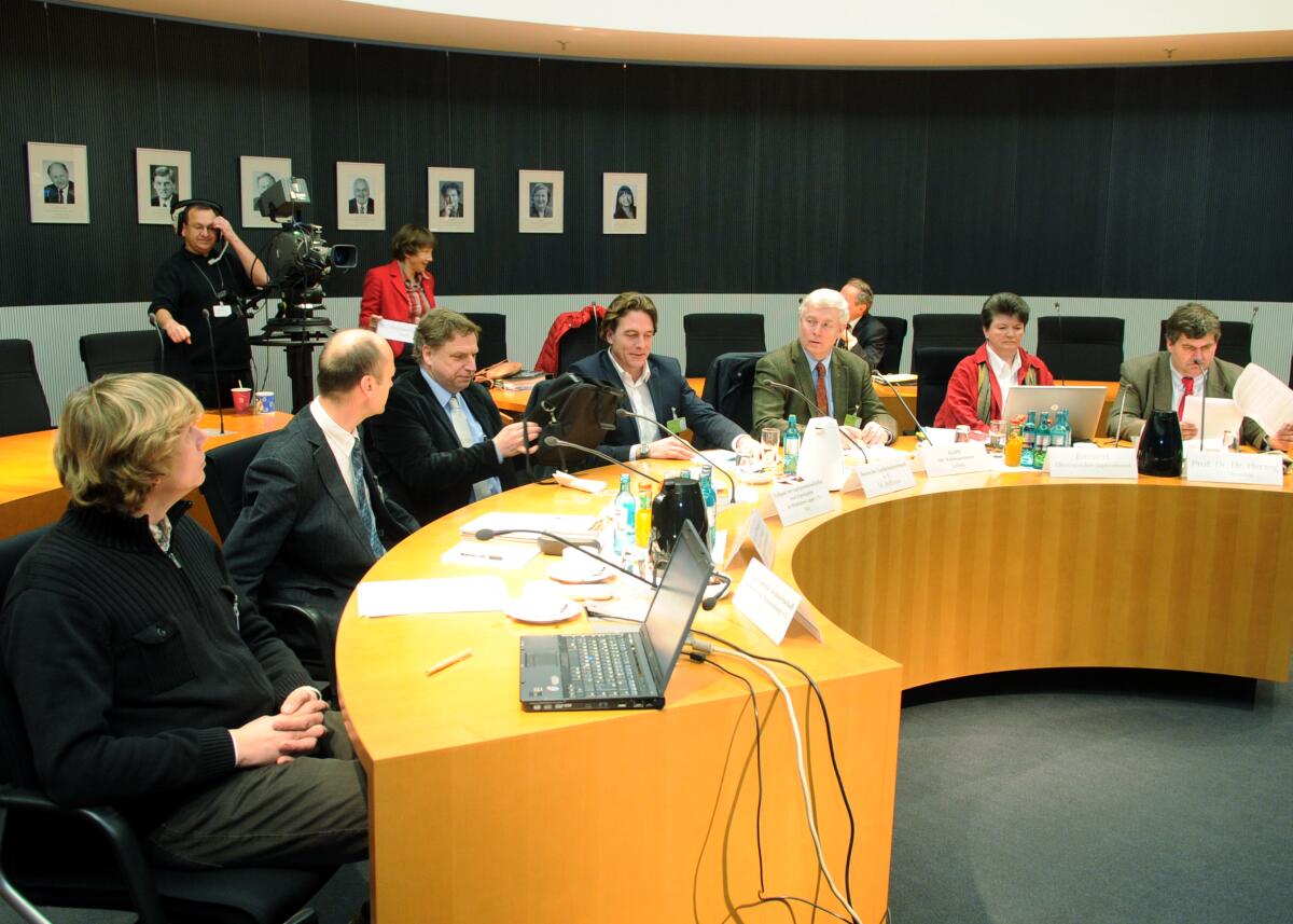  Der Ausschuss des Deutschen Bundestages hat unter der Leitung seines Vorsitzenden Hans-Michael Goldmann, FDP, und mit Beteiligung von Sachverständigen (hier im Bild) eine Öffentliche Anhörung zum Thema "Änderung des Jagdgesetzes".