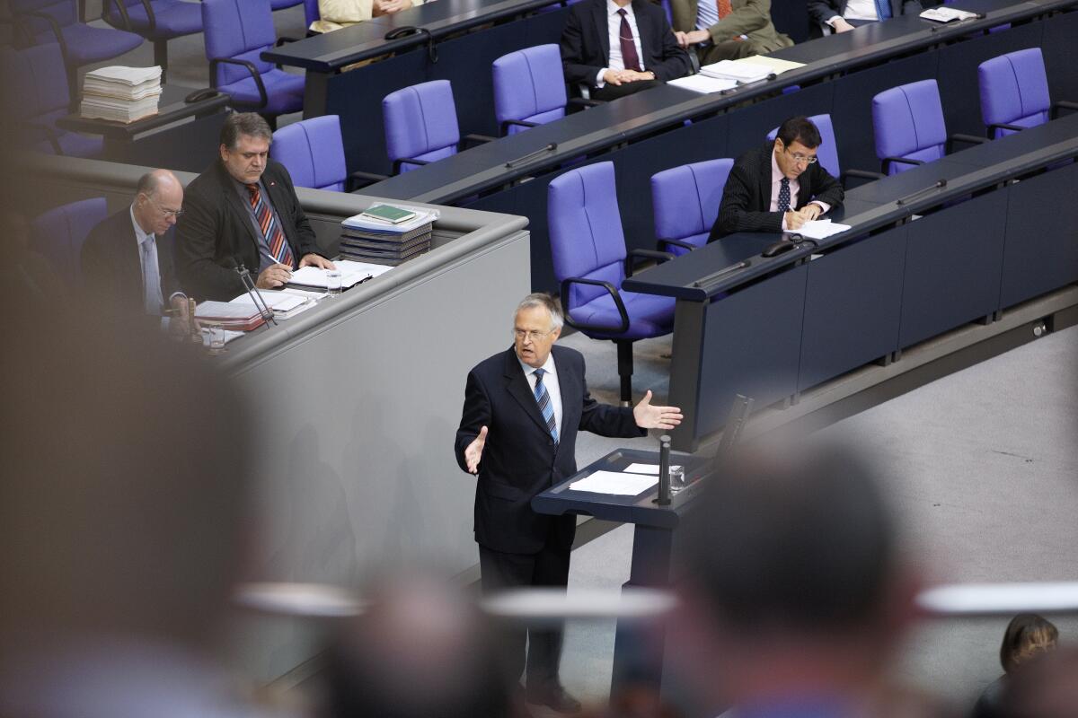 Hans Eichel, SPD, MdB, (re.), redet nach der Regierungserklärung zum G8 Gipfel in L'Aquila.; Links sitzt Bundestagspräsident Dr. Norbert Lammert, CDU/CSU, MdB und Schriftführer ist Jörn Wunderlich, DIE LINKE., MdB ,(2.v.l.).; Auf der Bundesratsbank sitzt Dr. Wolfgang Reinhart, CDU/CSU. (re.) .; Rednerpult, Mikrofon, Redner, Plenarsaal Eichel, Hans; Lammert, Norbert; Wunderlich, Jörn; Reinhart, Wolfgang Hans Eichel, SPD, MdB, (re.), redet nach der Regierungserklärung zum G8 Gipfel in L'Aquila.; Links sitzt Bundestagspräsident Dr. Norbert Lammert, CDU/CSU, MdB und Schriftführer ist Jörn Wunderlich, DIE LINKE., MdB ,(2.v.l.).; Auf der Bundesratsbank sitzt Dr. Wolfgang Reinhart, CDU/CSU. (re.) .; Rednerpult, Mikrofon, Redner, Plenarsaal