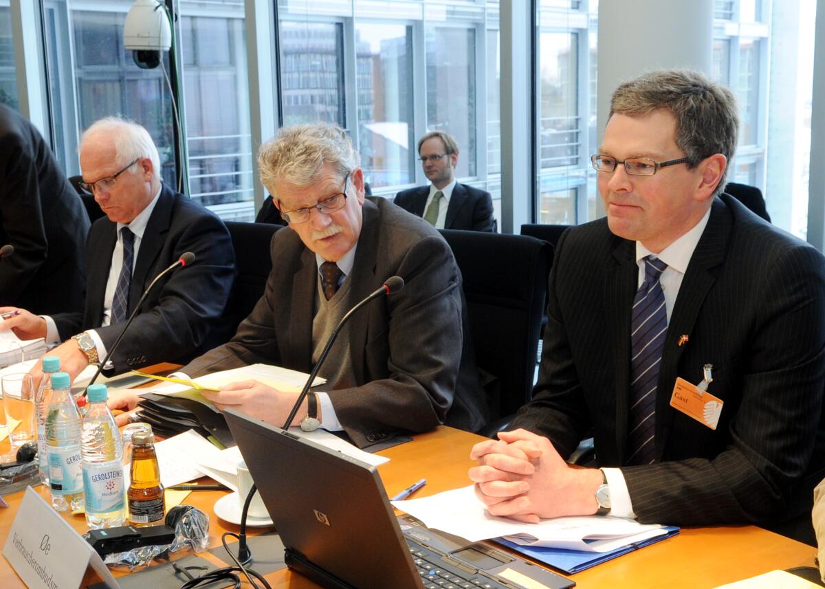 Henrik Saugmandsgaard Oe, (re), Verbraucherombudsmann Dänemark, ist zu Gast im Ausschuss des Deutschen Bundestages für Ernährung, Landwirtschaft und Verbraucherschutz. Die Sitzung wird vom Vorsitzenden Hans-Michael Goldmann, (mitte), FDP, geleitet. Links der Parlamentarische Staatssekretär Peter Bleser, CDU/CSU. Goldmann, Hans-Michael; Oe, Henrik Saugmandsgaard; Bleser, Peter Henrik Saugmandsgaard Oe, (re), Verbraucherombudsmann Dänemark, ist zu Gast im Ausschuss des Deutschen Bundestages für Ernährung, Landwirtschaft und Verbraucherschutz. Die Sitzung wird vom Vorsitzenden Hans-Michael Goldmann, (mitte), FDP, geleitet. Links der Parlamentarische Staatssekretär Peter Bleser, CDU/CSU.