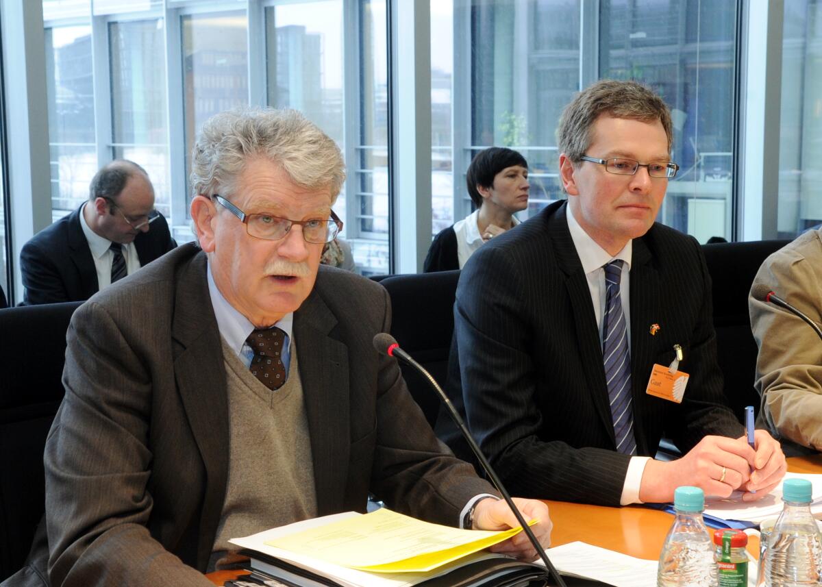 Goldmann, Hans-Michael; Oe, Henrik Saugmandsgaard Henrik Saugmandsgaard Oe, (re), Verbraucherombudsmann Dänemark, ist zu Gast im Ausschuss des Deutschen Bundestages für Ernährung, Landwirtschaft und Verbraucherschutz. Die Sitzung wird vom Vorsitzenden Hans-Michael Goldmann, (li), FDP, geleitet.