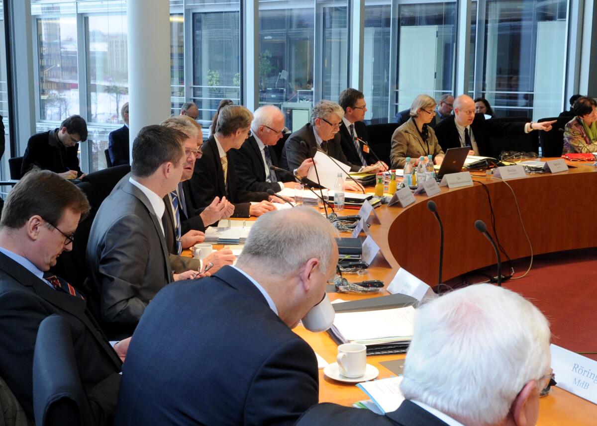 Goldmann, Hans-Michael; Oe, Henrik Saugmandsgaard Henrik Saugmandsgaard Oe, (3.v.re), Verbraucherombudsmann Dänemark, ist zu Gast im Ausschuss des Deutschen Bundestages für Ernährung, Landwirtschaft und Verbraucherschutz. Die Sitzung wird vom Vorsitzenden Hans-Michael Goldmann, (4.v.re), FDP, geleitet.; Übersicht.