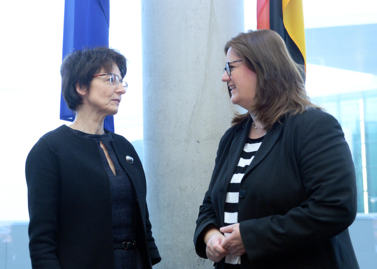 Die EU-Kommissarin für Beschäftigung, Soziales, Qualifikationen und Arbeitskräftemobilität, Marianne Thyssen, (li), ist zu Gast im Ausschuss des Deutschen Bundestages für Arbeit und Soziales. Kerstin Griese, (re), SPD, Vorsitzende des Ausschusses, leitet die Sitzung.; Fahne, Fahnen. Griese, Kerstin; Thyssen, Marianne Die EU-Kommissarin für Beschäftigung, Soziales, Qualifikationen und Arbeitskräftemobilität, Marianne Thyssen, (li), ist zu Gast im Ausschuss des Deutschen Bundestages für Arbeit und Soziales. Kerstin Griese, (re), SPD, Vorsitzende des Ausschusses, leitet die Sitzung.; Fahne, Fahnen.