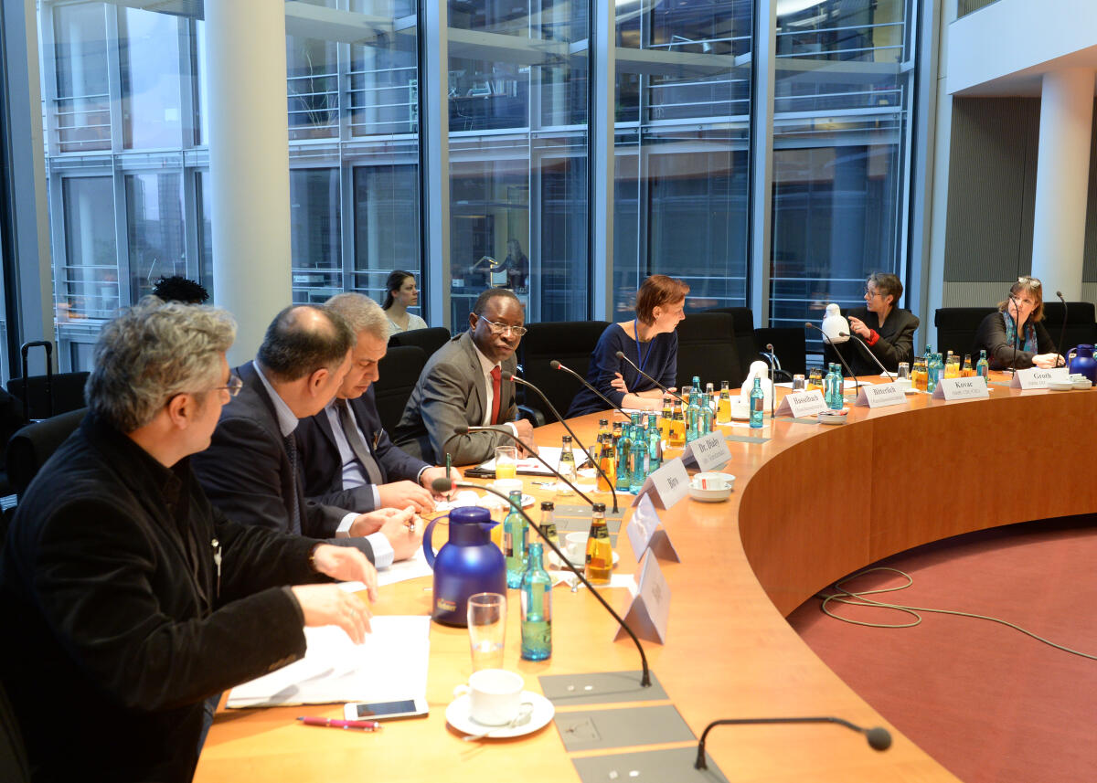 Ibrahim Biro, Dr. Kamiran Haj Abdo, und Siamend Hajo, sind zu Gast im Ausschuss des Deutschen Bundestages für Menschenrechte und humanitäre Hilfe. Das Gespräch leitet der Bundestagsabgeordnete und Mitglied des Ausschusses, Dr. Karamba Diaby, (4.v.li), SPD.; Übersicht. Diaby, Karamba Ibrahim Biro, Dr. Kamiran Haj Abdo, und Siamend Hajo, sind zu Gast im Ausschuss des Deutschen Bundestages für Menschenrechte und humanitäre Hilfe. Das Gespräch leitet der Bundestagsabgeordnete und Mitglied des Ausschusses, Dr. Karamba Diaby, (4.v.li), SPD.; Übersicht.