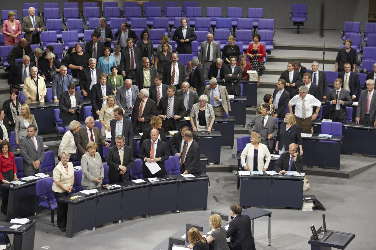 Bundeskanzlerin Dr. Angela Merkel, CDU/CSU, (2.v.l.), und Bundeswissenschaftsministerin Dr. Annette Schavan, CDU/CSU, (li.) erheben sich mit der Fraktion der CDU/CSU und der FDP-Fraktion, (re.) bei der Schlusabstimung.; abstimmen, wählen, auszählen, Abgeordnete Merkel, Angela; Schavan, Annette Bundeskanzlerin Dr. Angela Merkel, CDU/CSU, (2.v.l.), und Bundeswissenschaftsministerin Dr. Annette Schavan, CDU/CSU, (li.) erheben sich mit der Fraktion der CDU/CSU und der FDP-Fraktion, (re.) bei der Schlusabstimung.; abstimmen, wählen, auszählen, Abgeordnete