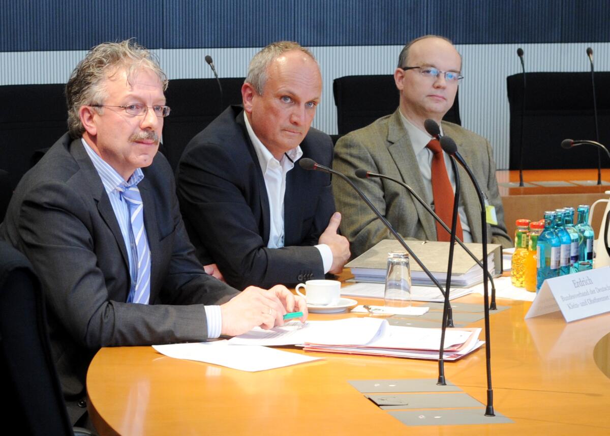 Der Ausschuss des Deutschen Bundestages für Ernährung, Landwirtschaft und Verbraucherschutz, hat mit Beteiligung von Sachverständigen (hier im Bild) und unter der Leitung seines Vorsitzenden Hans-Michael Goldmann, FDP, ein Berichterstattergespräch zum Thema "Branntweinmonopolgesetz". Der Ausschuss des Deutschen Bundestages für Ernährung, Landwirtschaft und Verbraucherschutz, hat mit Beteiligung von Sachverständigen (hier im Bild) und unter der Leitung seines Vorsitzenden Hans-Michael Goldmann, FDP, ein Berichterstattergespräch zum Thema "Branntweinmonopolgesetz".