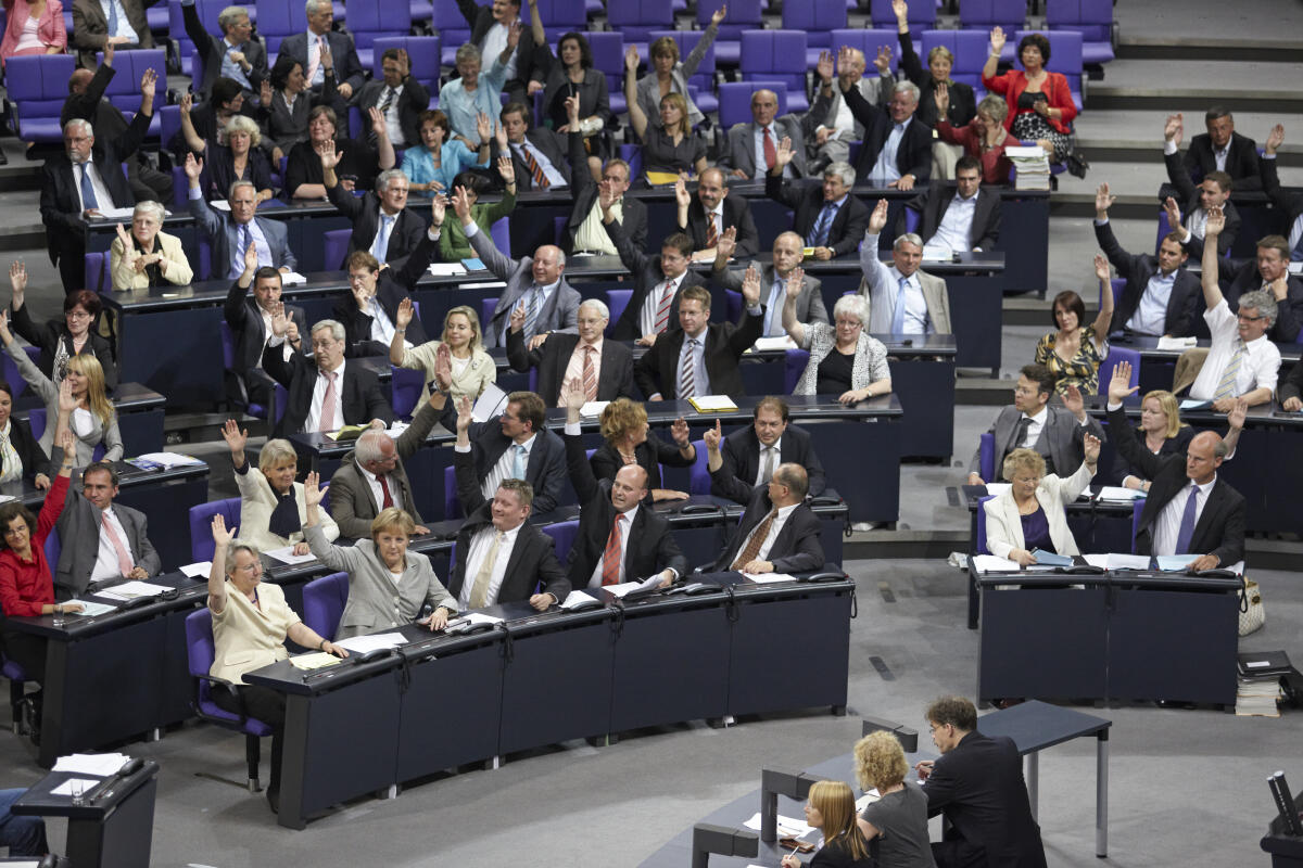 Bundeskanzlerin Dr. Angela Merkel, CDU/CSU, (2.v.l) und CDU/CSU-Bundestagsabgeornete (li.) stimmen ab. Rechts sitzen Mitglieder der FDP-Fraktion.; abstimmen, wählen, Abgeordnete, Plenarsaal Merkel, Angela Bundeskanzlerin Dr. Angela Merkel, CDU/CSU, (2.v.l) und CDU/CSU-Bundestagsabgeornete (li.) stimmen ab. Rechts sitzen Mitglieder der FDP-Fraktion.; abstimmen, wählen, Abgeordnete, Plenarsaal