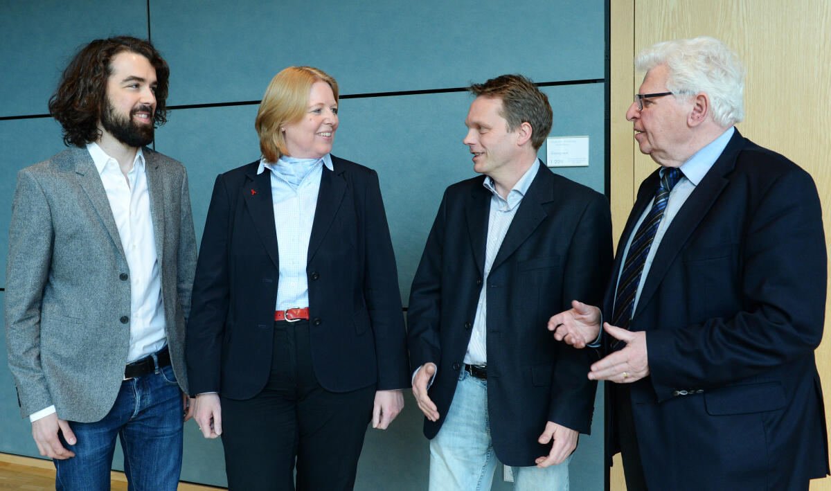 Bas, Bärbel Deutsche Vereinigung für Parlamentsfragen e. V., v.li.: Stefan Stuckmann Autor und Kolumnist, Bärbel Bas Parlamentarische Geschäftsführerin der SPD-Bundestagsfraktion, Prof. Dr. Andreas Dörner von der Philipps-Universität Marburg, Prof. Dr. Dr. h. c. Heinrich Oberreuter stellvertretender Vorsitzender der Deutschen Vereinigung für Parlamentsfragen
