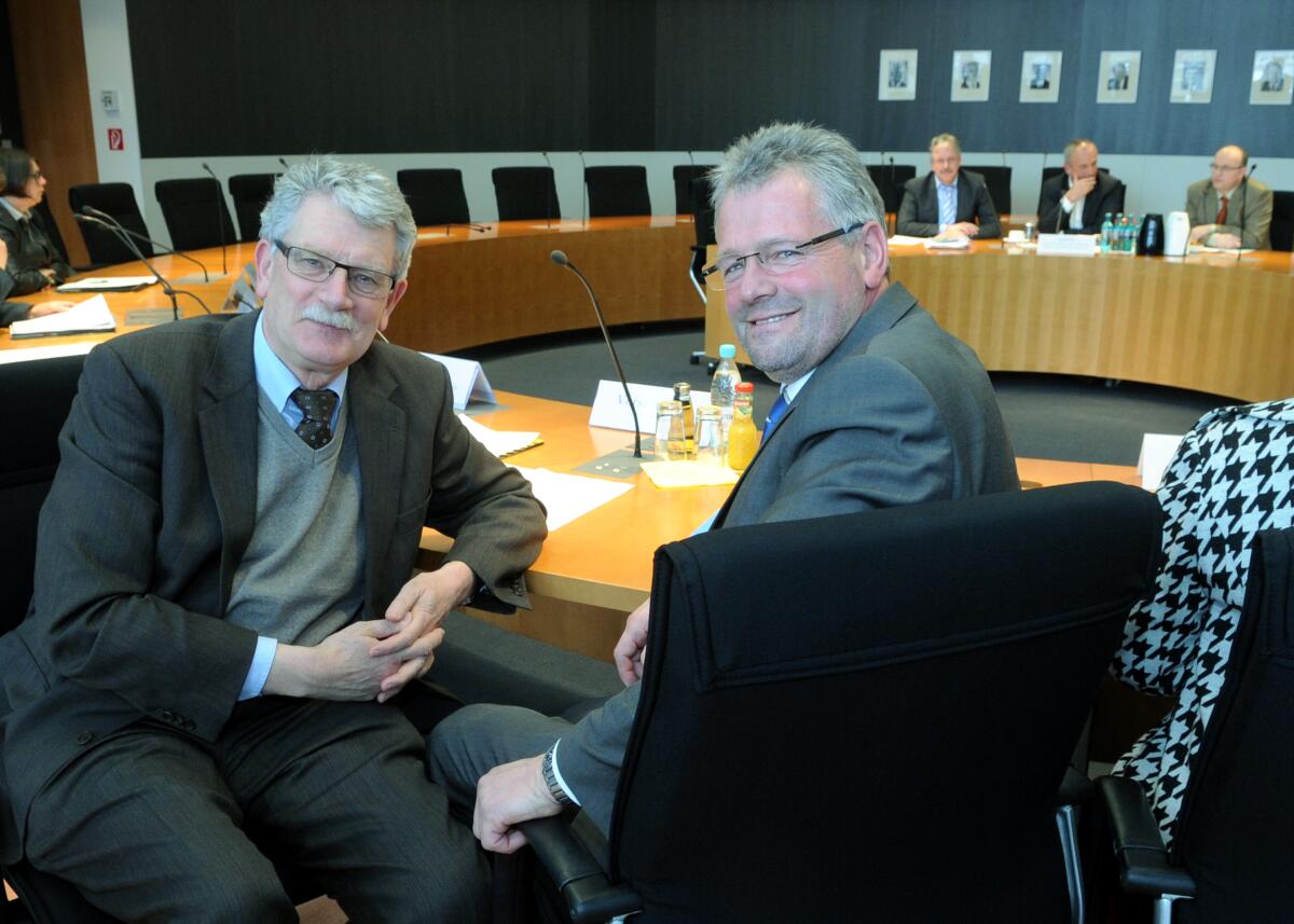 Der Ausschuss des Deutschen Bundestages für Ernährung, Landwirtschaft und Verbraucherschutz, hat mit Beteiligung von Sachverständigen und unter der Leitung seines Vorsitzenden Hans-Michael Goldmann, (li), FDP, hier mit Alois Gerig, (re), CDU/CSU, Mitglied des Bundestages und des Ausschusses, ein Berichterstattergespräch zum Thema "Branntweinmonopolgesetz". Goldmann, Hans-Michael; Gerig, Alois Der Ausschuss des Deutschen Bundestages für Ernährung, Landwirtschaft und Verbraucherschutz, hat mit Beteiligung von Sachverständigen und unter der Leitung seines Vorsitzenden Hans-Michael Goldmann, (li), FDP, hier mit Alois Gerig, (re), CDU/CSU, Mitglied des Bundestages und des Ausschusses, ein Berichterstattergespräch zum Thema "Branntweinmonopolgesetz".
