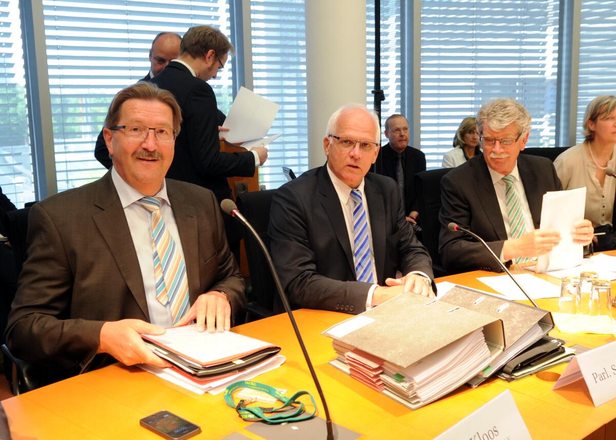 Hans-Michael Goldmann, (re), FDP, Vorsitzender des Ausschusses des Deutschen Bundestages für Ernährung, Landwirtschaft und Verbraucherschutz, leitet die Sitzung, in der ein Gespräch mit Vertretern der DAFA und dem Staatssekretär beim BMELV, Dr. Robert Kloos, hier links im Bild zusammen mit dem Staatssekretär Peter Bleser, (mitte), CDU/CSU, sowie Gespräche mit Vertretern des Bieneninstituts Celle und zwei Berufsimkerverbänden, statt findet. Goldmann, Hans-Michael; Bleser, Peter; Kloos, Robert Hans-Michael Goldmann, (re), FDP, Vorsitzender des Ausschusses des Deutschen Bundestages für Ernährung, Landwirtschaft und Verbraucherschutz, leitet die Sitzung, in der ein Gespräch mit Vertretern der DAFA und dem Staatssekretär beim BMELV, Dr. Robert Kloos, hier links im Bild zusammen mit dem Staatssekretär Peter Bleser, (mitte), CDU/CSU, sowie Gespräche mit Vertretern des Bieneninstituts Celle und zwei Berufsimkerverbänden, statt findet.